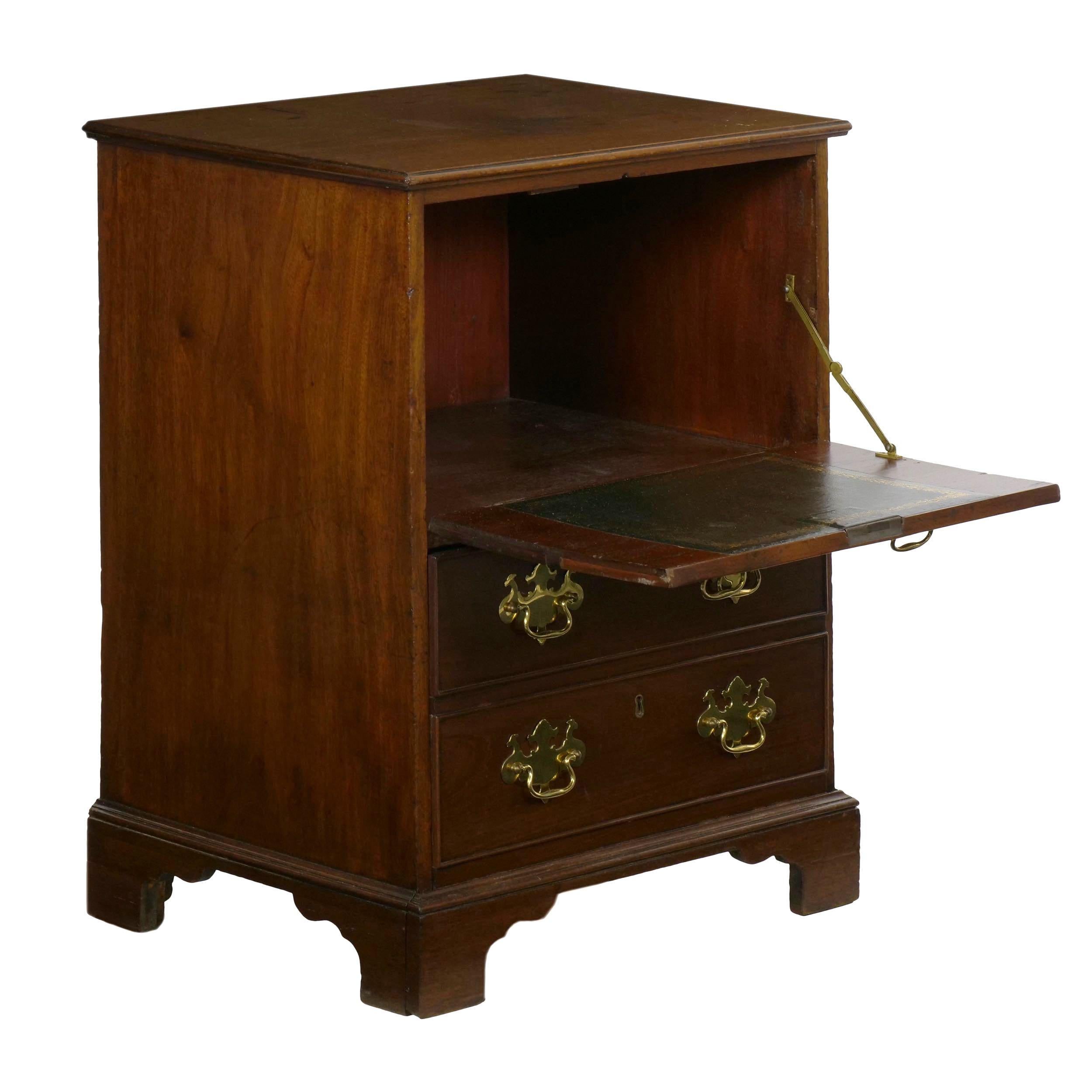Der attraktive Nachttisch wurde so angepasst und verändert, dass er eine reiche George-III-Ästhetik und eine natürliche, gealterte Oberflächenpatina aufweist und gleichzeitig eine einzigartige und nützliche Form hat. Die 