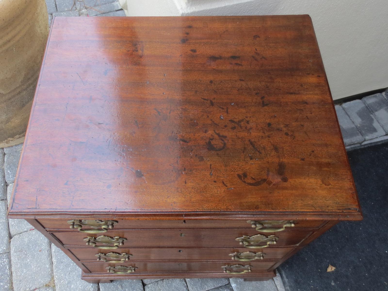 19th Century English Mahogany Bachelor's Chest, Four Drawers In Good Condition For Sale In Atlanta, GA