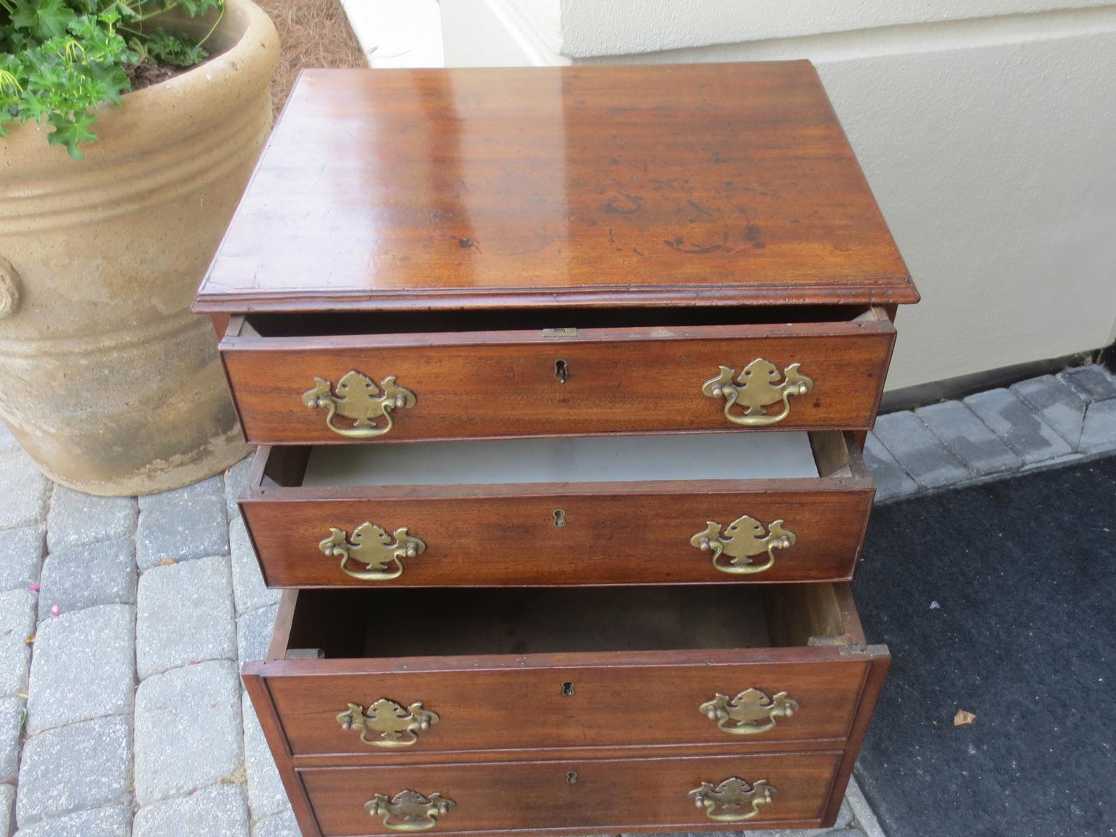 19th Century English Mahogany Bachelor's Chest, Four Drawers For Sale 1