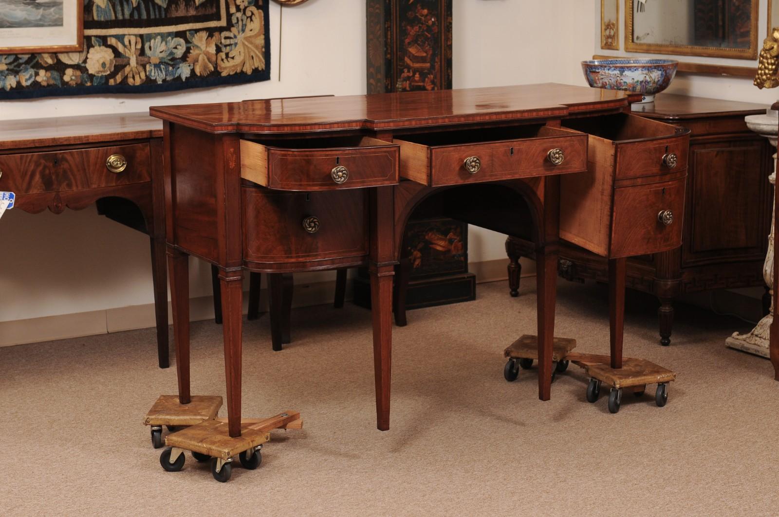 Englisches Mahagoni-Bowfront-Sideboard aus dem 19. im Zustand „Relativ gut“ im Angebot in Atlanta, GA