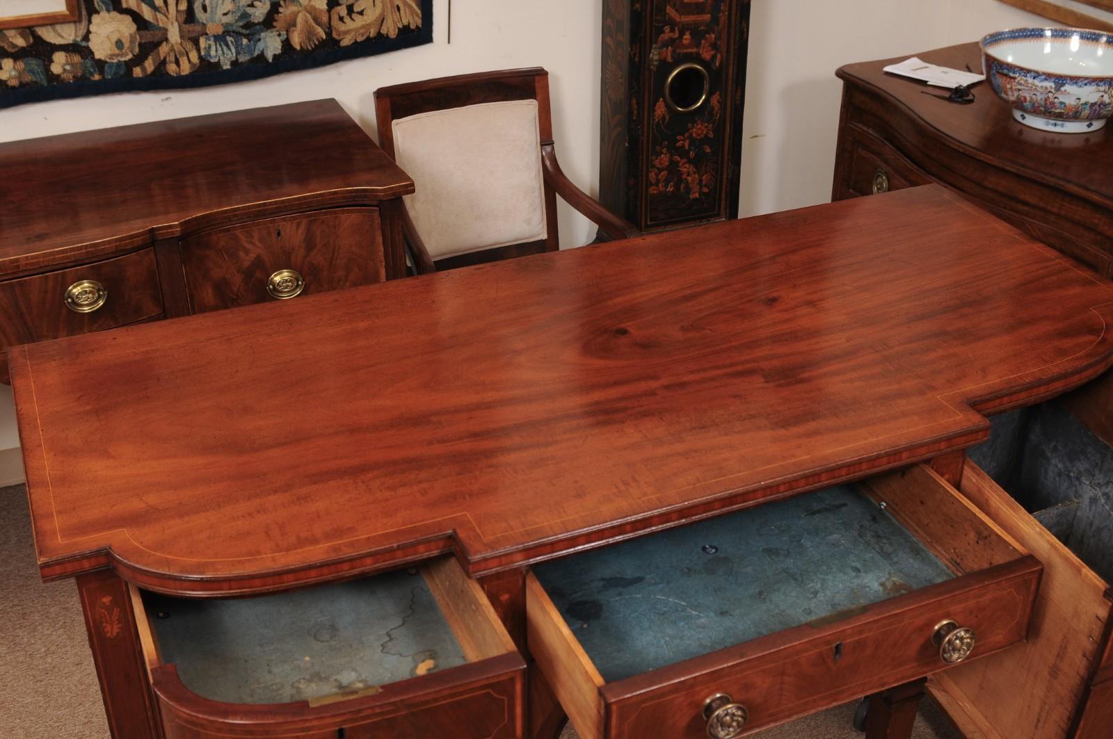 Englisches Mahagoni-Bowfront-Sideboard aus dem 19. im Angebot 1