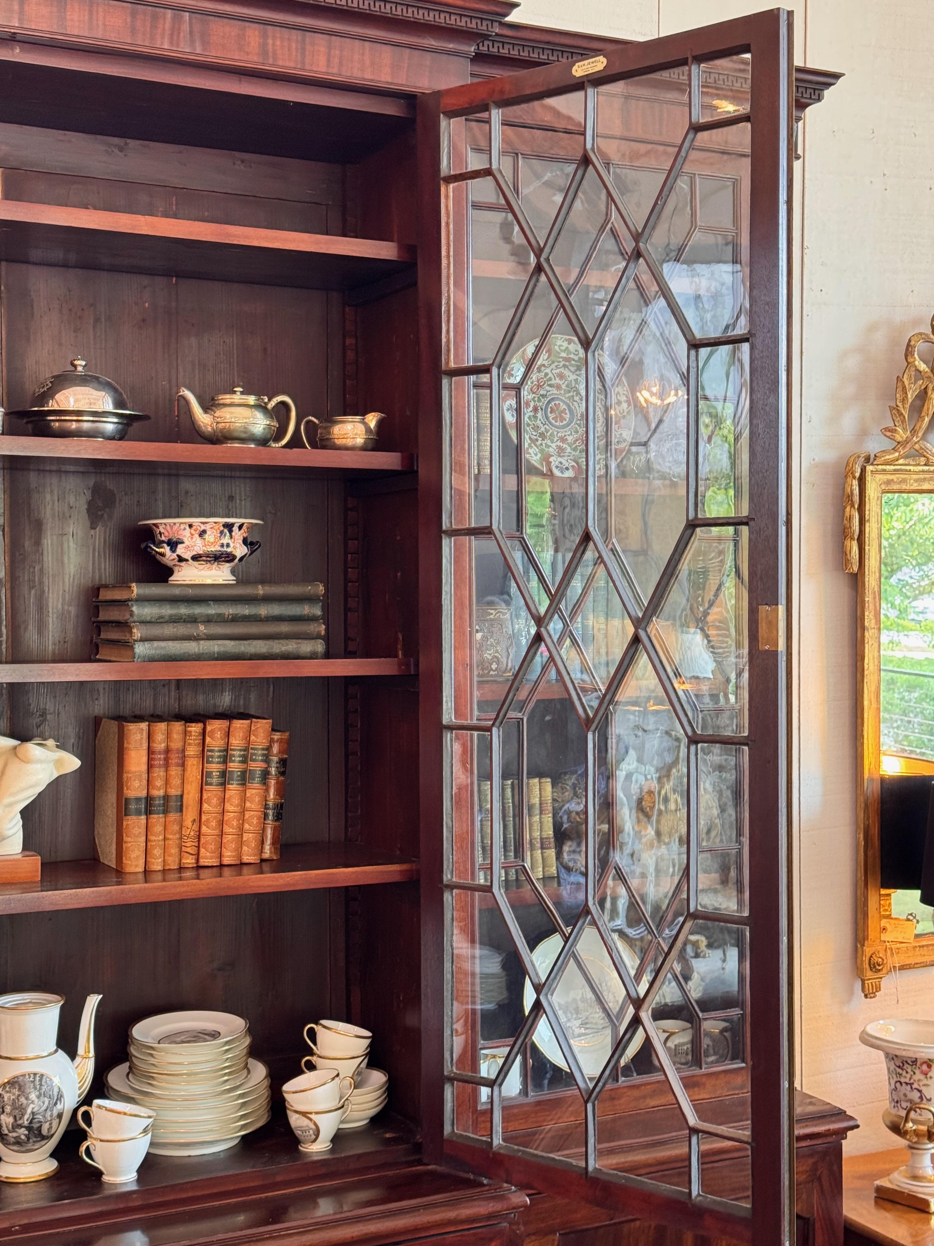 Armoire bibliothèque à façade brisée en acajou anglais du 19e siècle en vente 4