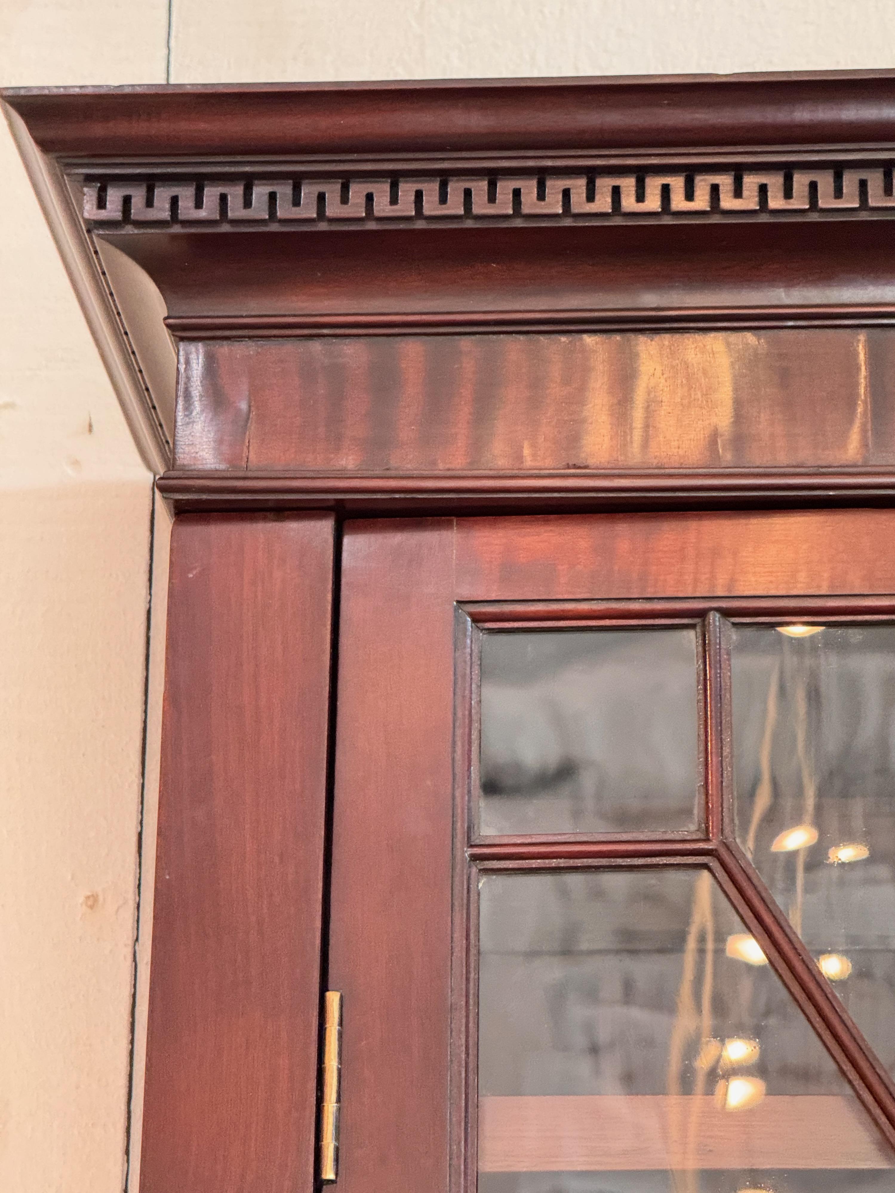 Armoire bibliothèque à façade brisée en acajou anglais du 19e siècle en vente 5