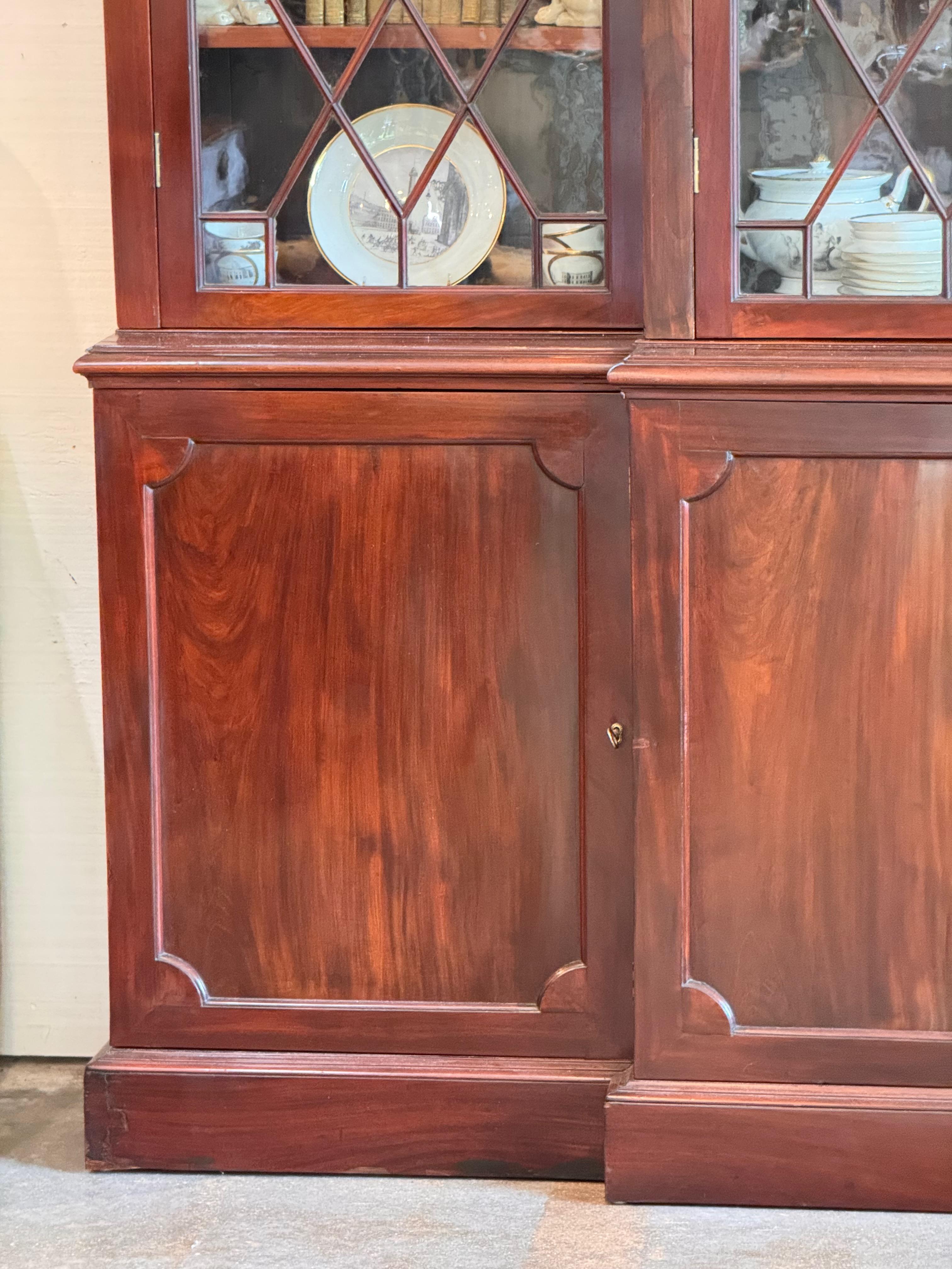 Britannique Armoire bibliothèque à façade brisée en acajou anglais du 19e siècle en vente