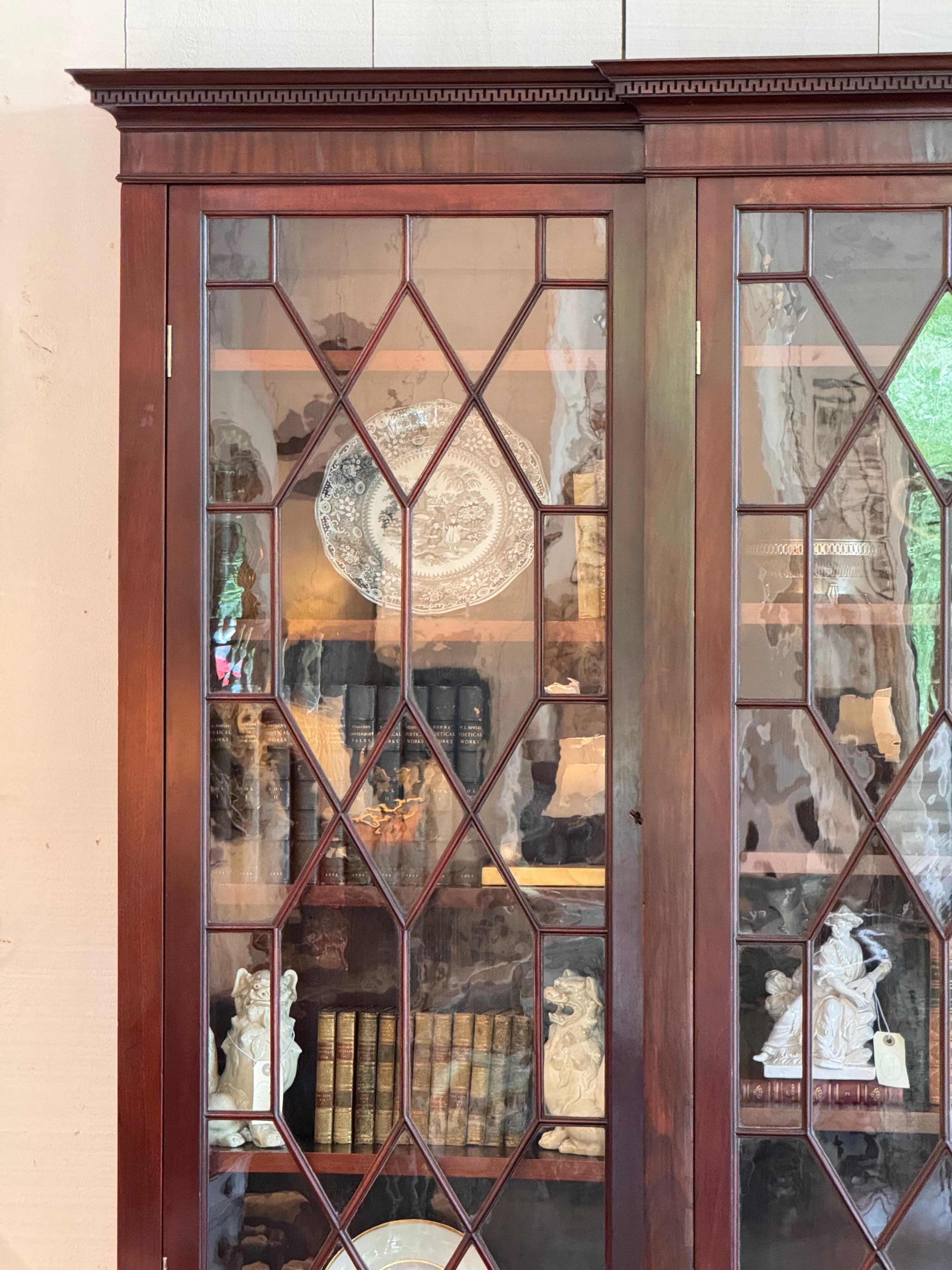 Armoire bibliothèque à façade brisée en acajou anglais du 19e siècle Bon état - En vente à Charlottesville, VA
