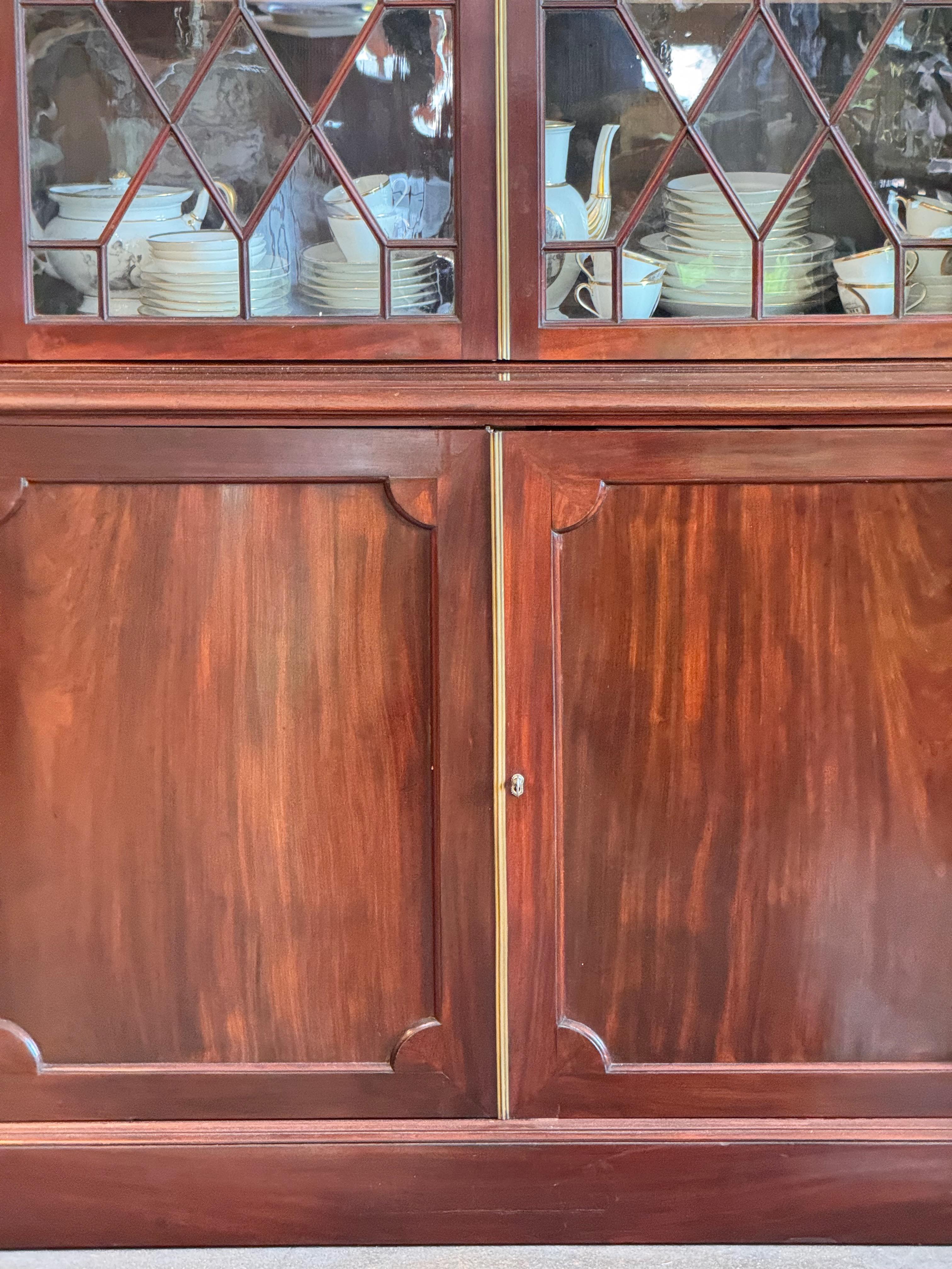 XIXe siècle Armoire bibliothèque à façade brisée en acajou anglais du 19e siècle en vente