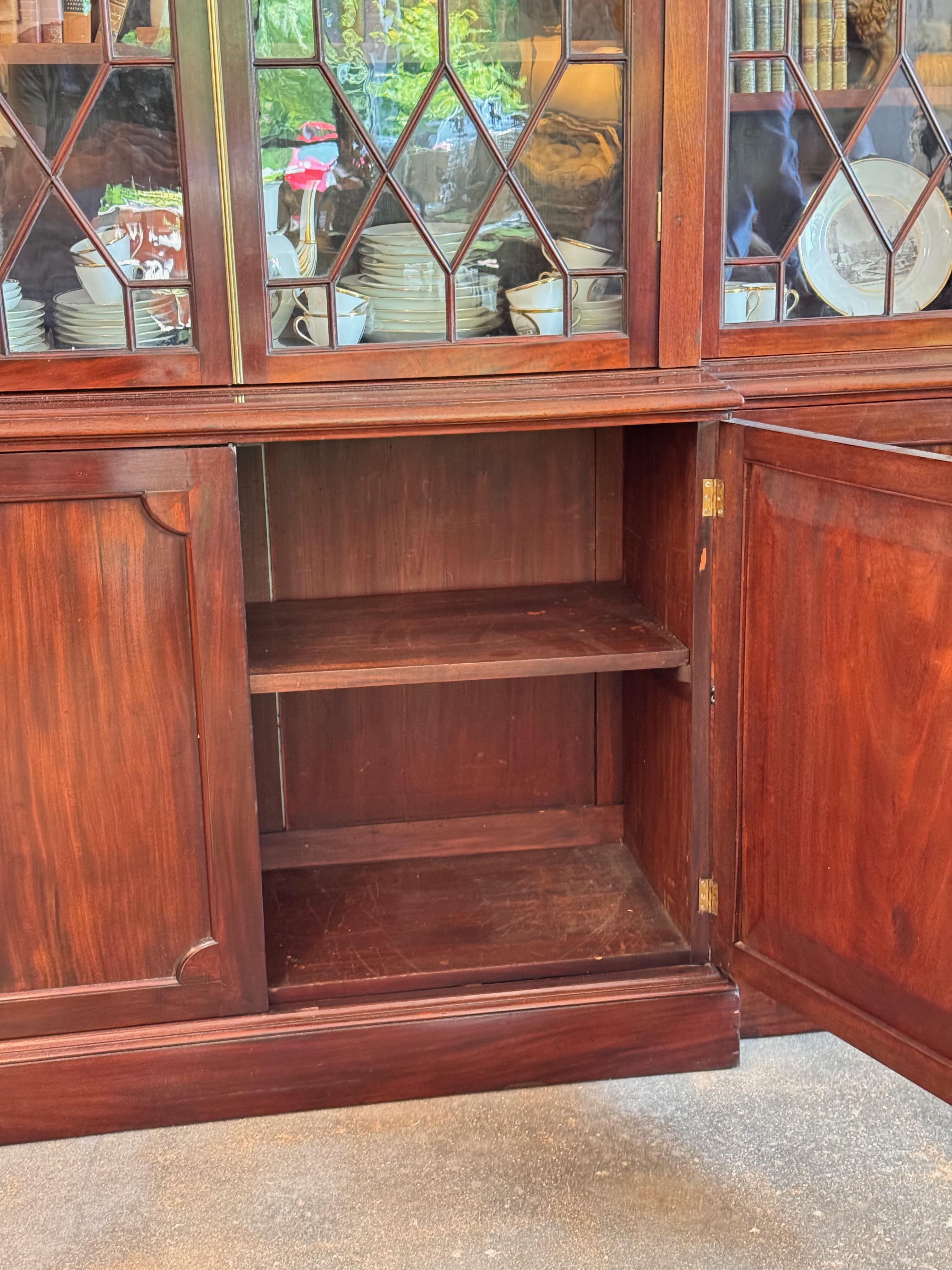 Acajou Armoire bibliothèque à façade brisée en acajou anglais du 19e siècle en vente