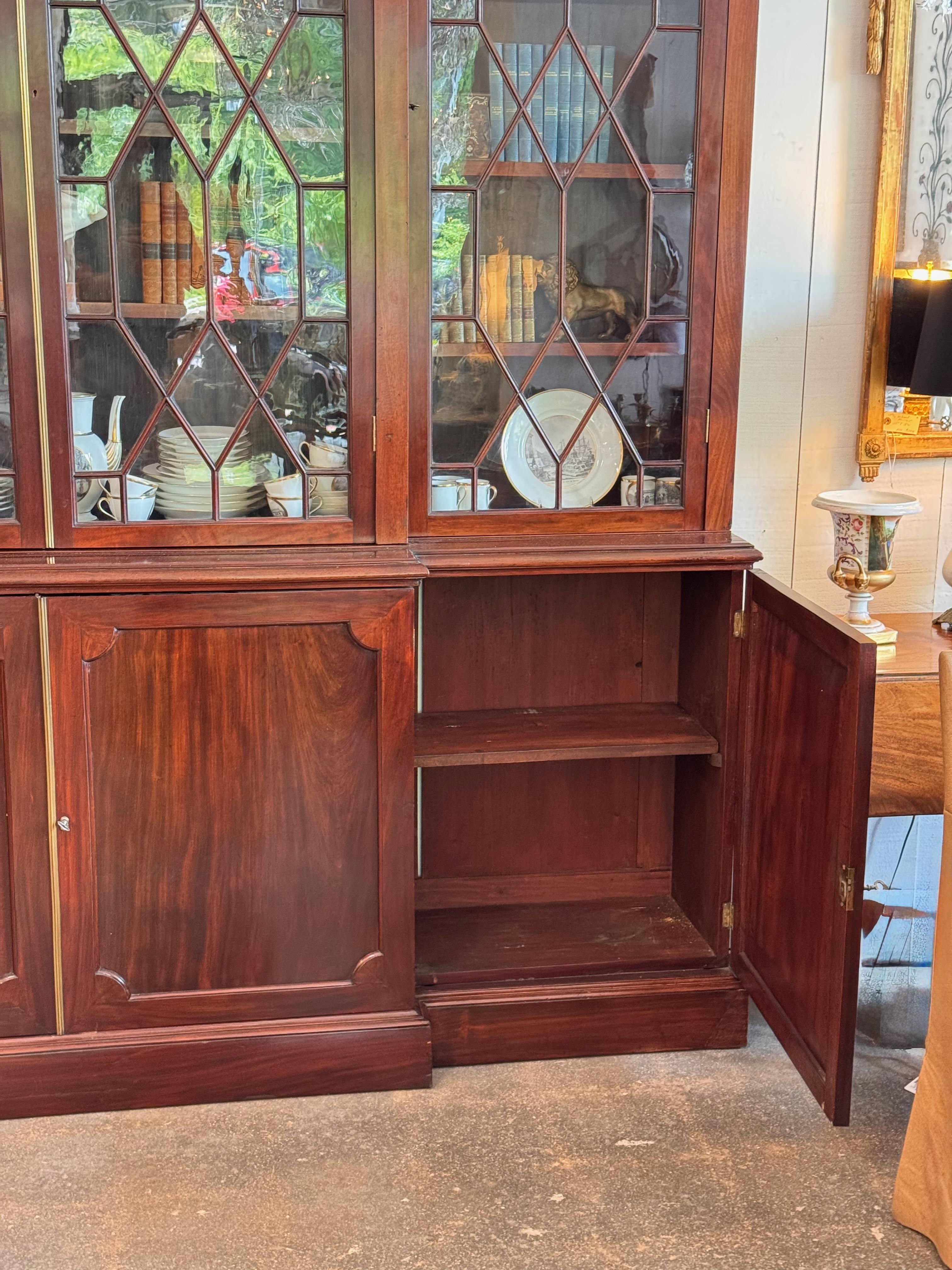 Armoire bibliothèque à façade brisée en acajou anglais du 19e siècle en vente 1