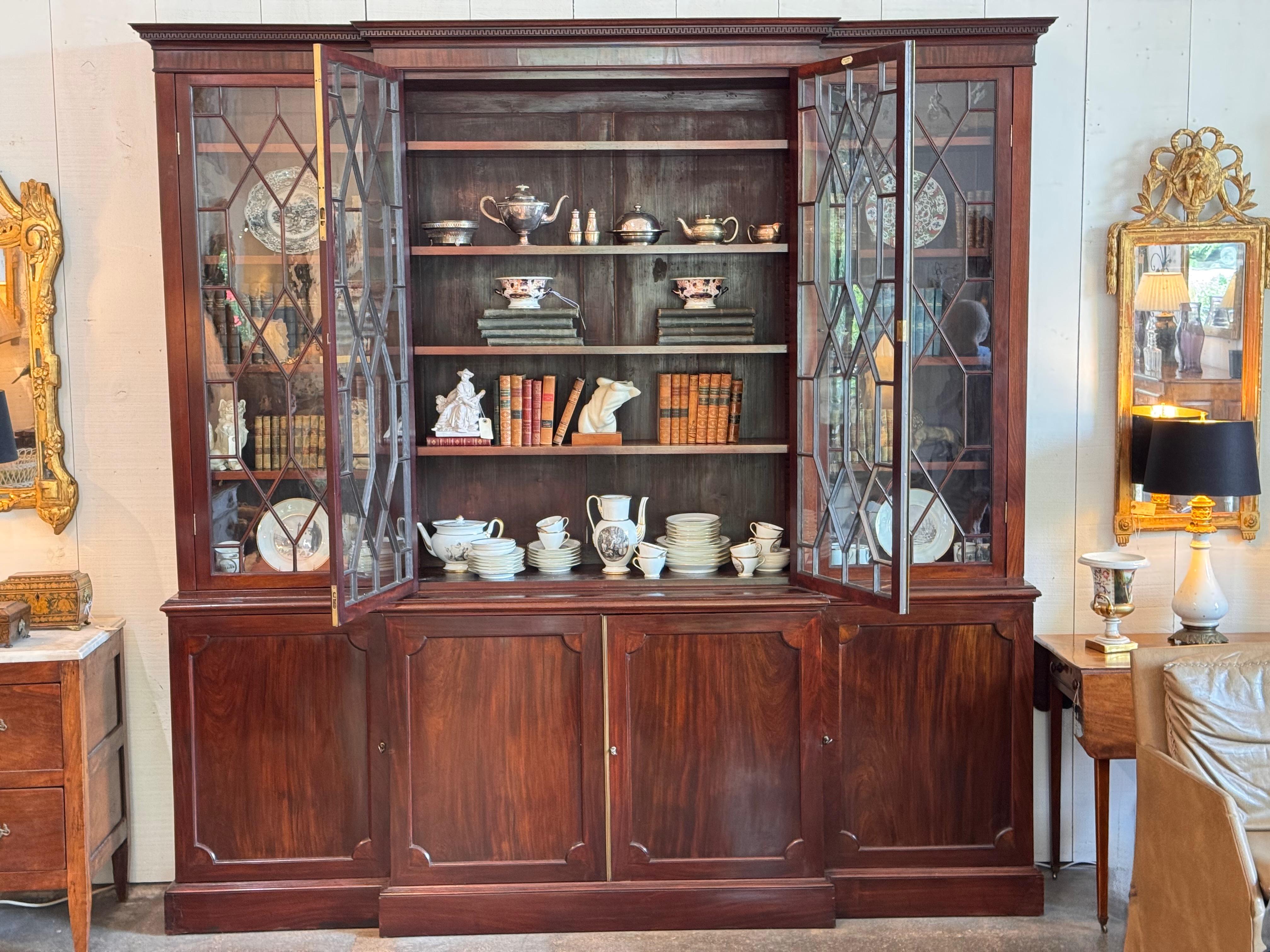 Armoire bibliothèque à façade brisée en acajou anglais du 19e siècle en vente 2