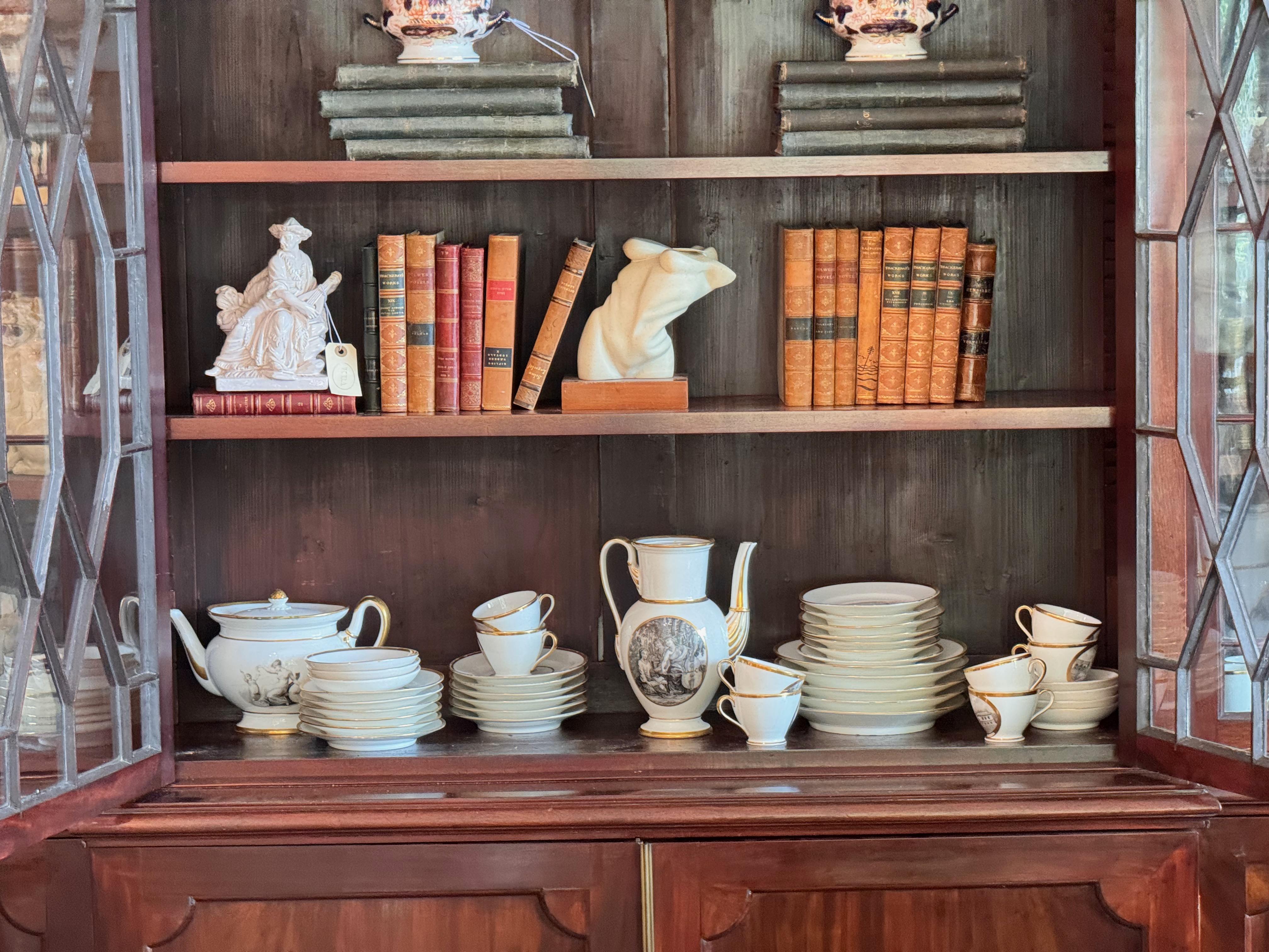 Armoire bibliothèque à façade brisée en acajou anglais du 19e siècle en vente 3