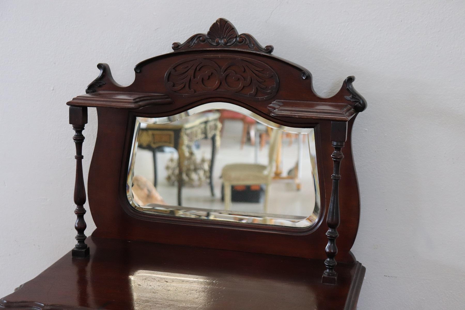 Antique English Vitrine 1880s in mahogany wood. Important mahogany wood carving with decorations moved. Perfect for displaying your collection of small precious objects. Finely chiseled gilded bronze handles. A comfortable drawer. Particular mirror