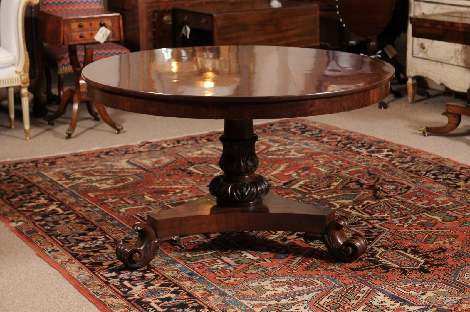  Englischer Mahagoni-Mitteltisch des 19. Jahrhunderts mit Sockel und Schnörkelfüßen im Angebot 1