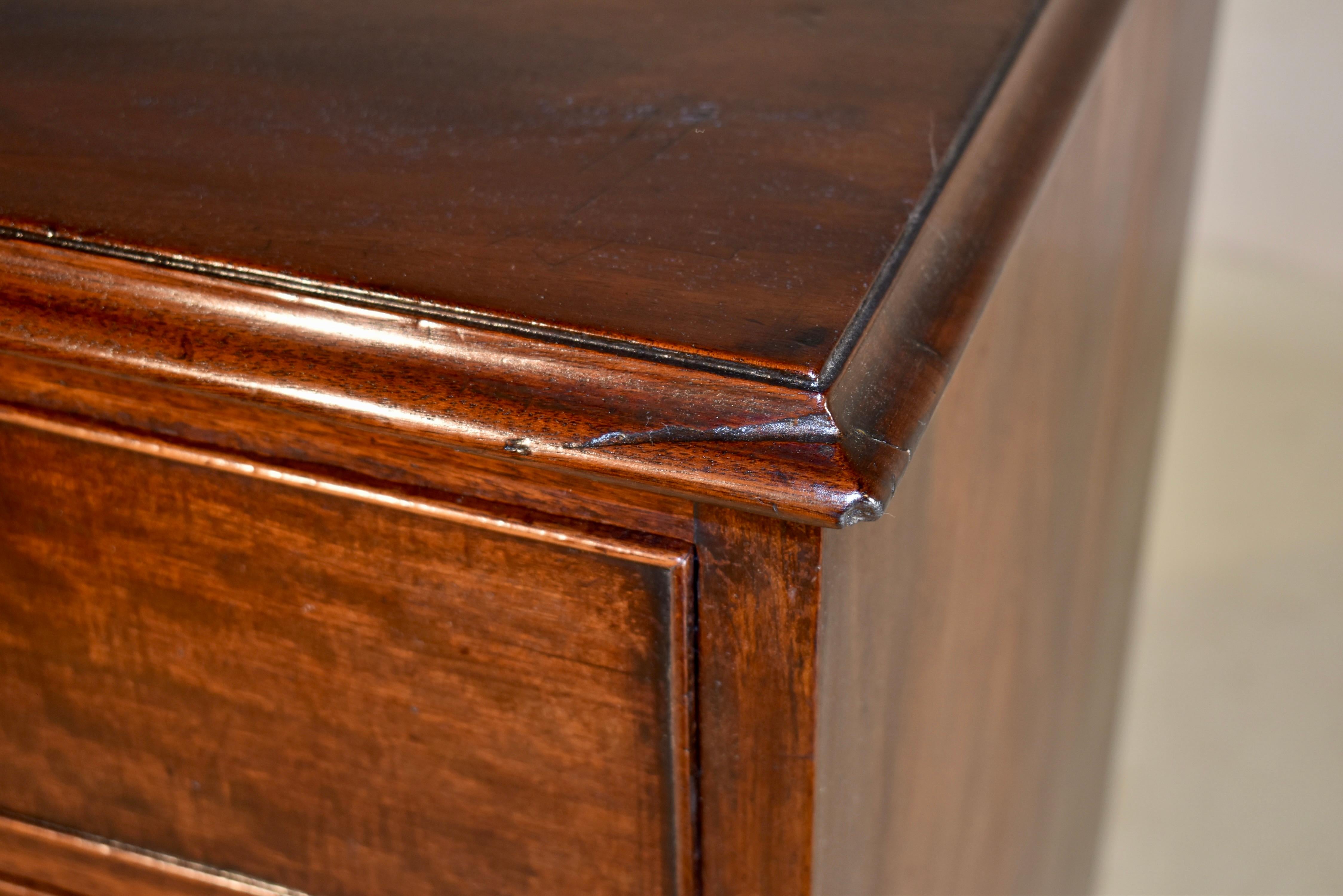 19th Century English Mahogany Chest of Drawers For Sale 5