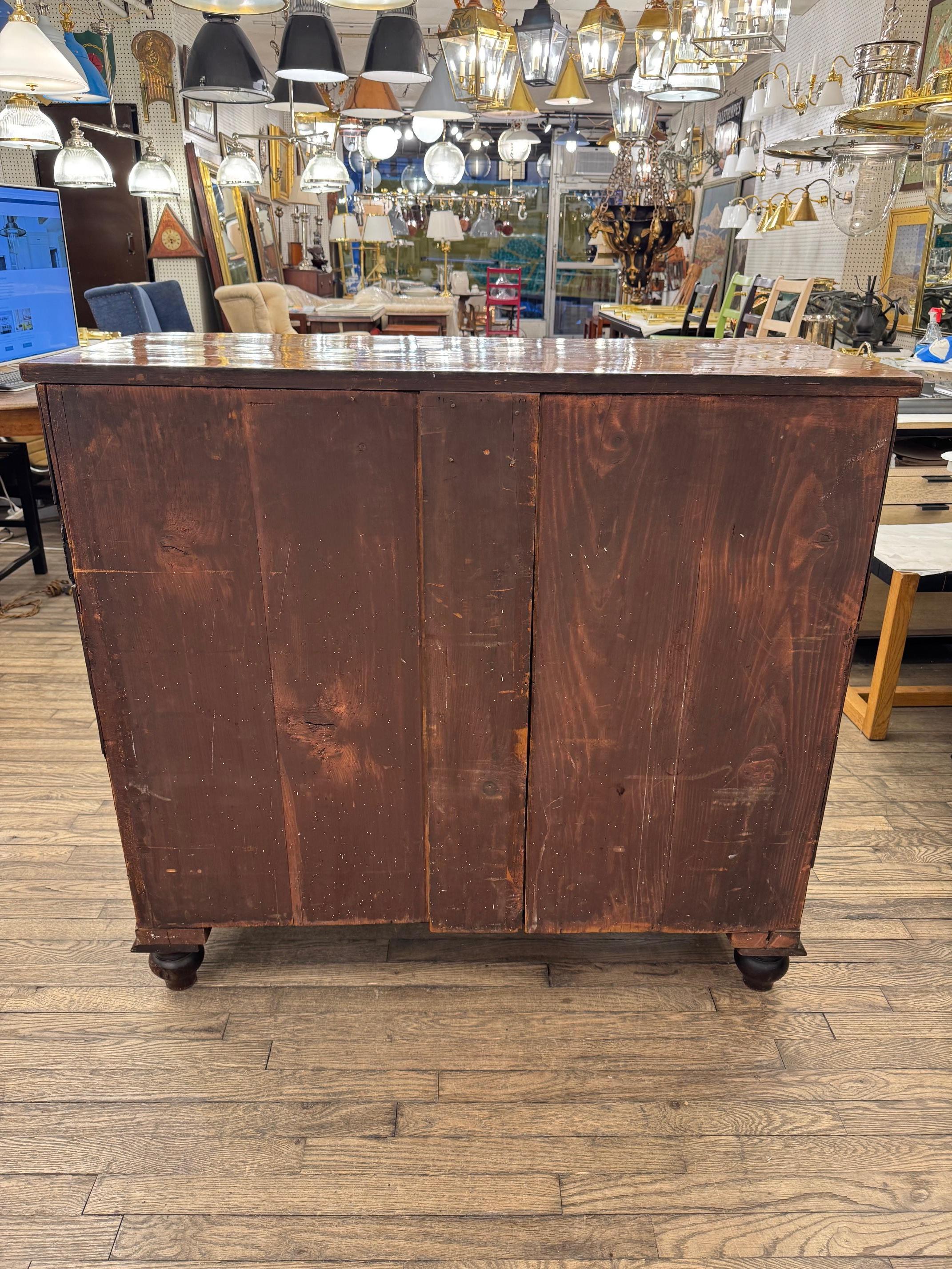 Commode en acajou anglais du 19e siècle Abîmé - En vente à New York, NY