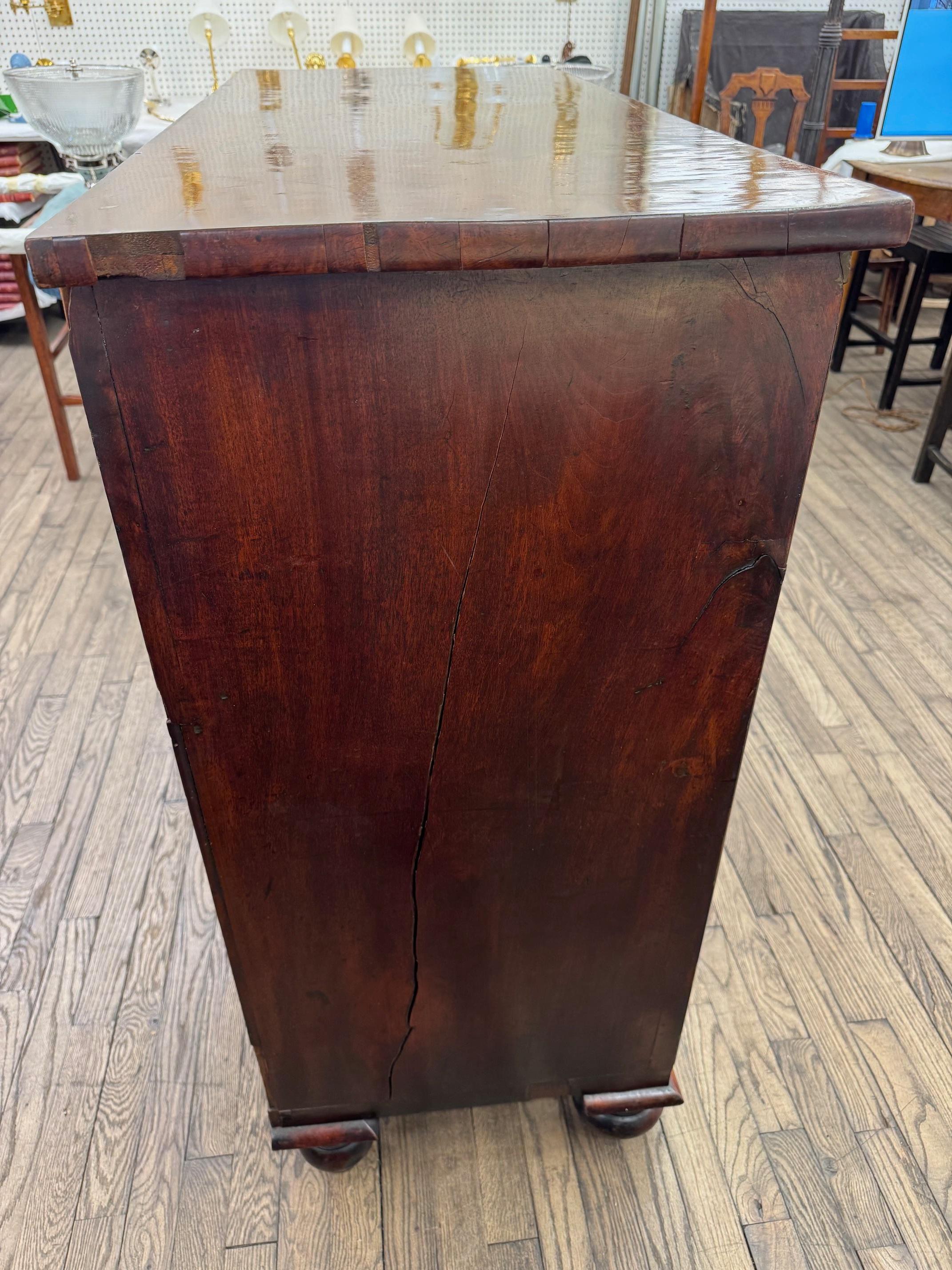 Bois Commode en acajou anglais du 19e siècle en vente