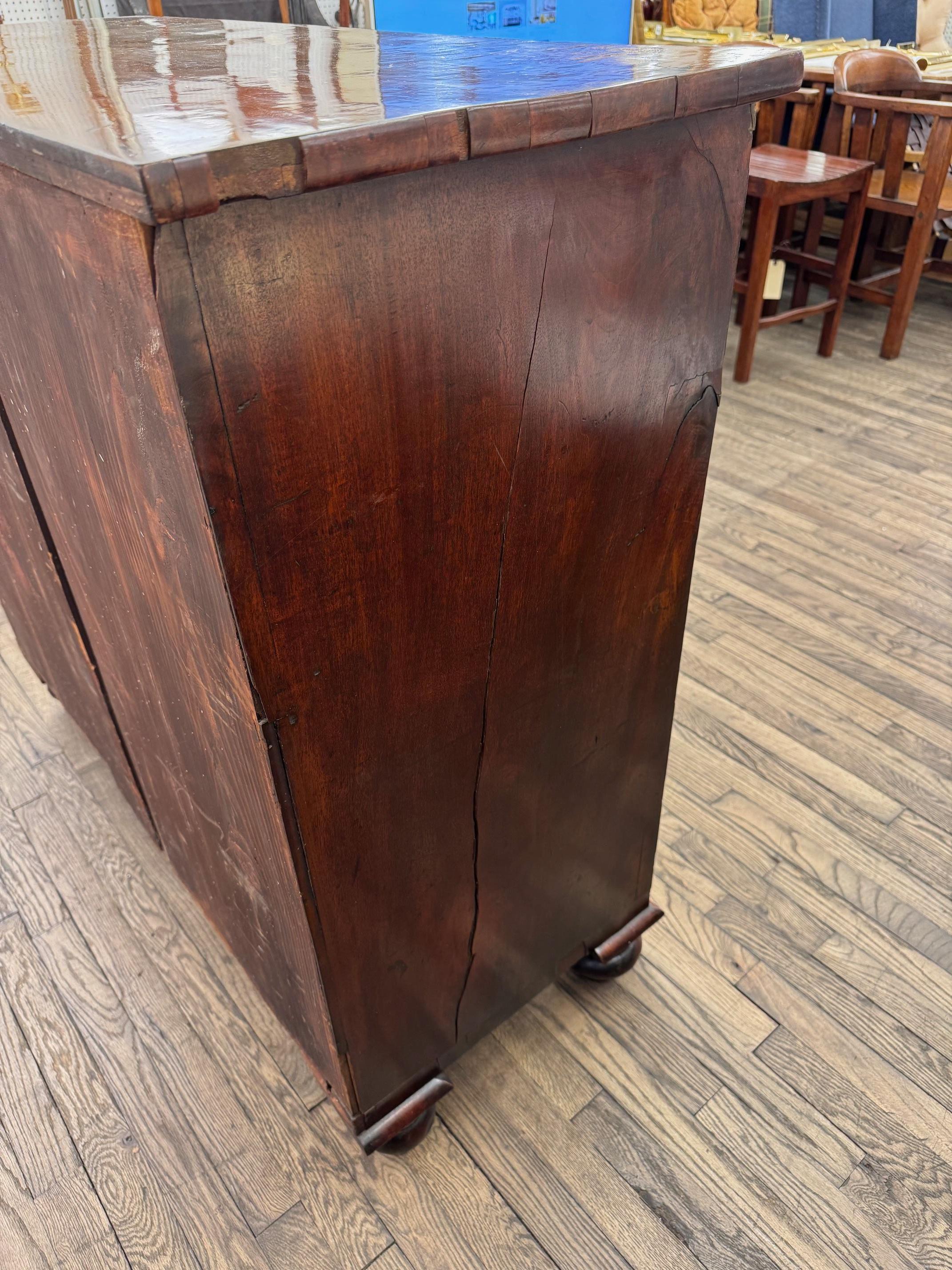 Commode en acajou anglais du 19e siècle en vente 2