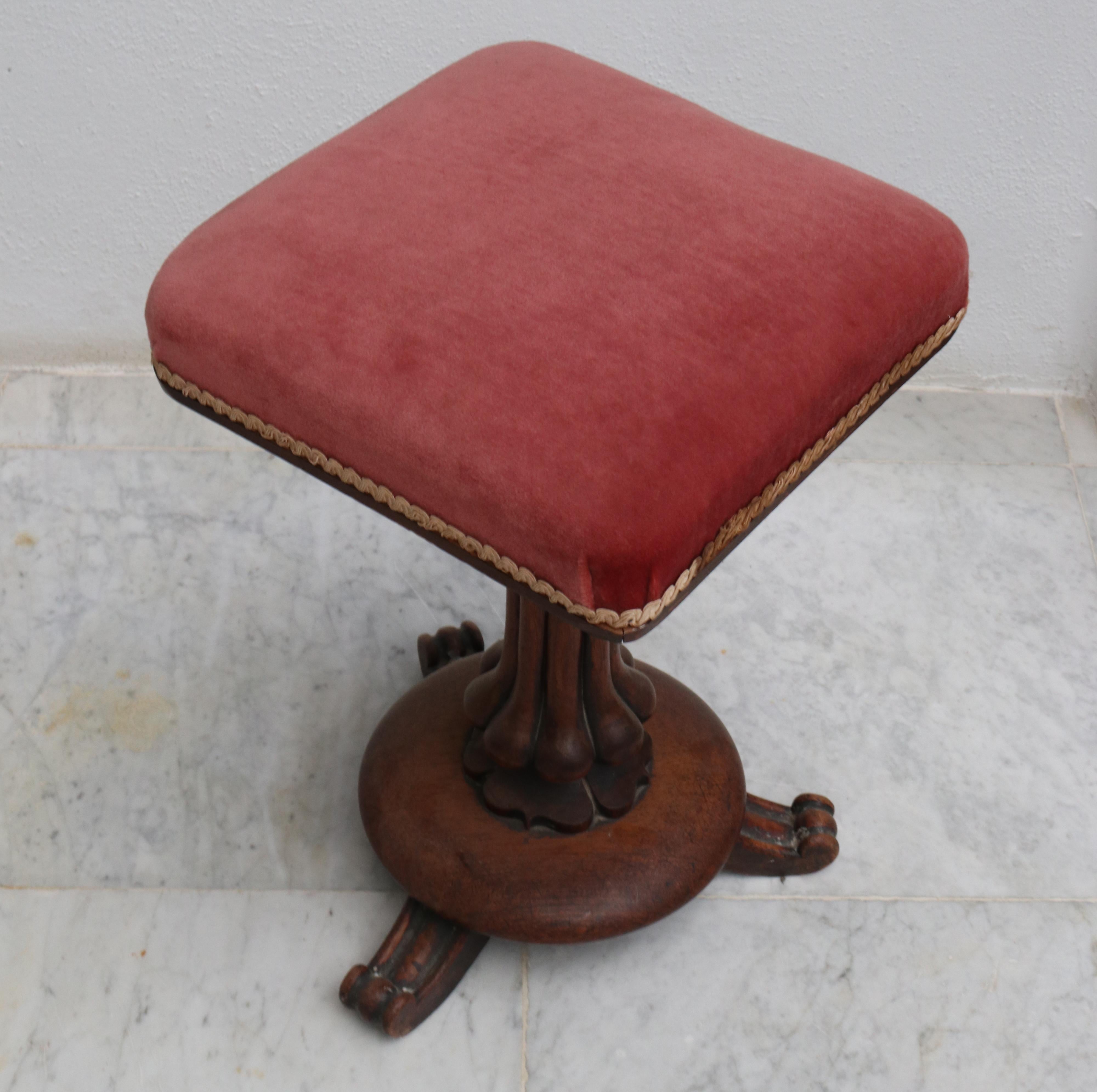 19th Century English Mahogany Claw Foot Pedestal Side Table with Red Velvet Top In Good Condition In Marbella, ES