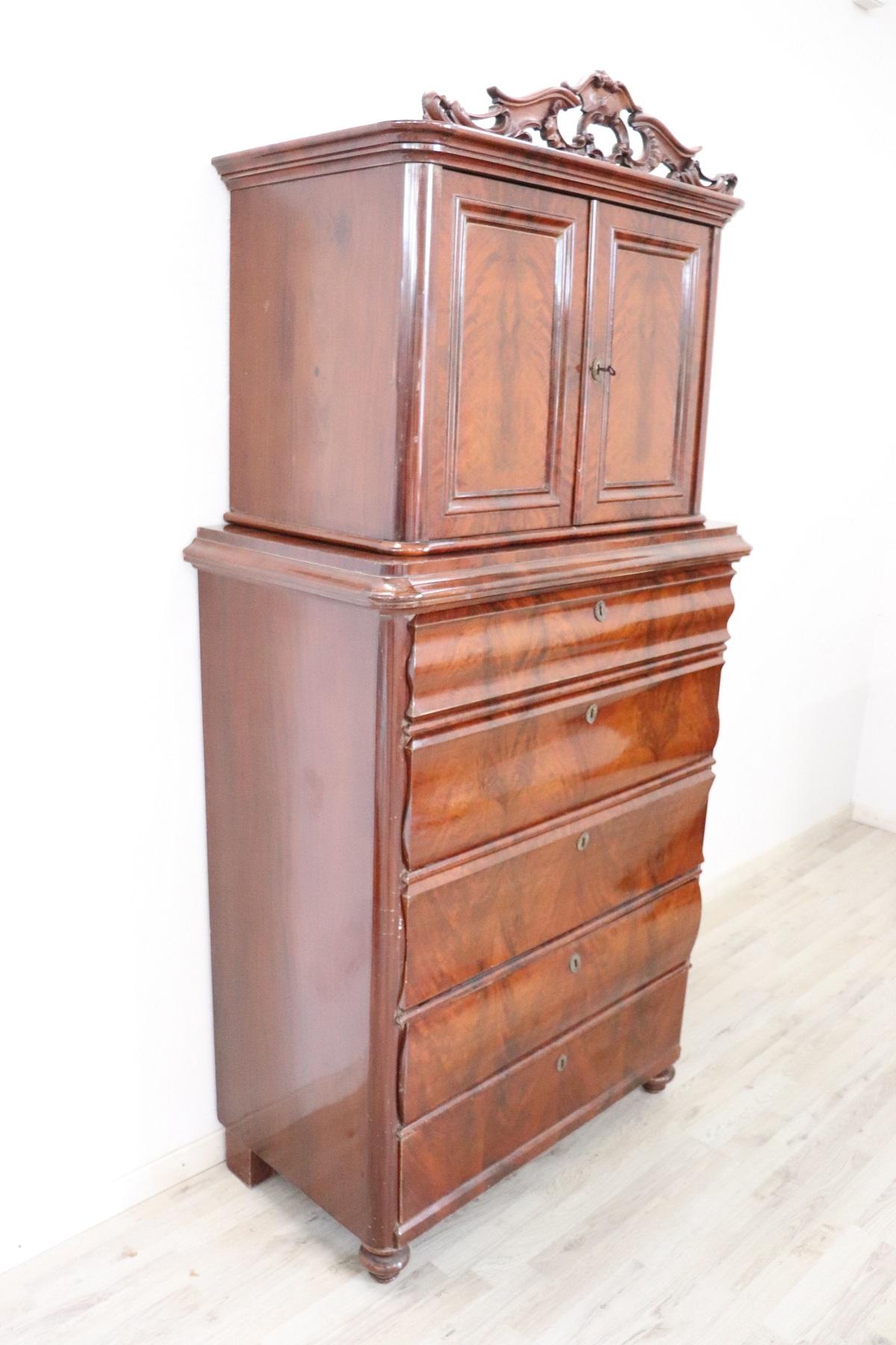Commode o cassettiera alta in mogano inglese del XIX secolo, anni '50 del XIX secolo In condizioni buone in vendita a Casale Monferrato, IT