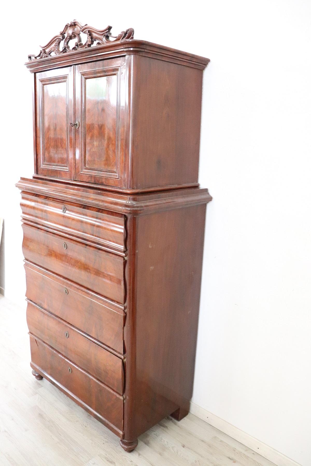 Metà XIX secolo Commode o cassettiera alta in mogano inglese del XIX secolo, anni '50 del XIX secolo in vendita