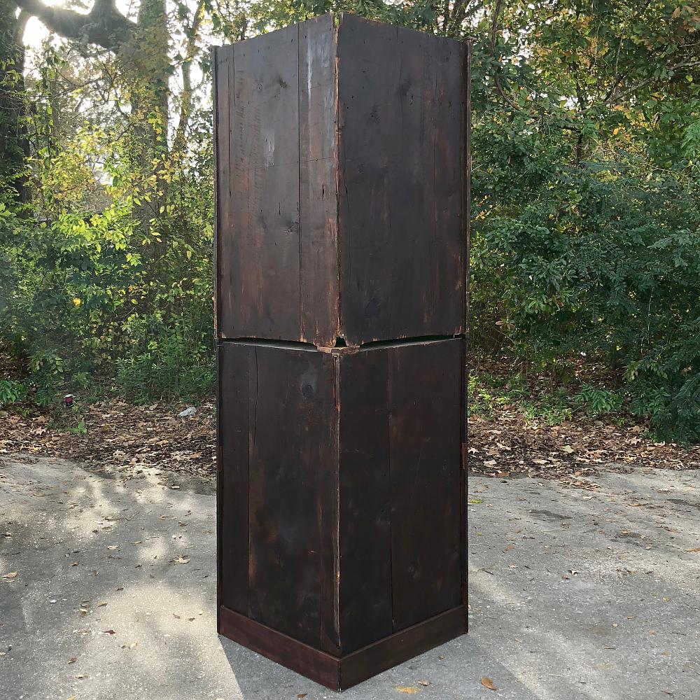 19th Century English Mahogany Corner Curio Cabinet, Vitrine im Zustand „Gut“ in Dallas, TX