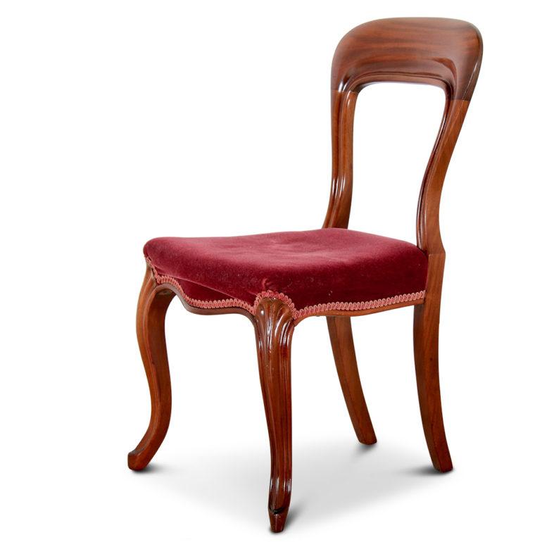 19th century English dining chairs in mahogany, the backs of an elegant ‘Art Nouveau’ influenced design.

Set of six.