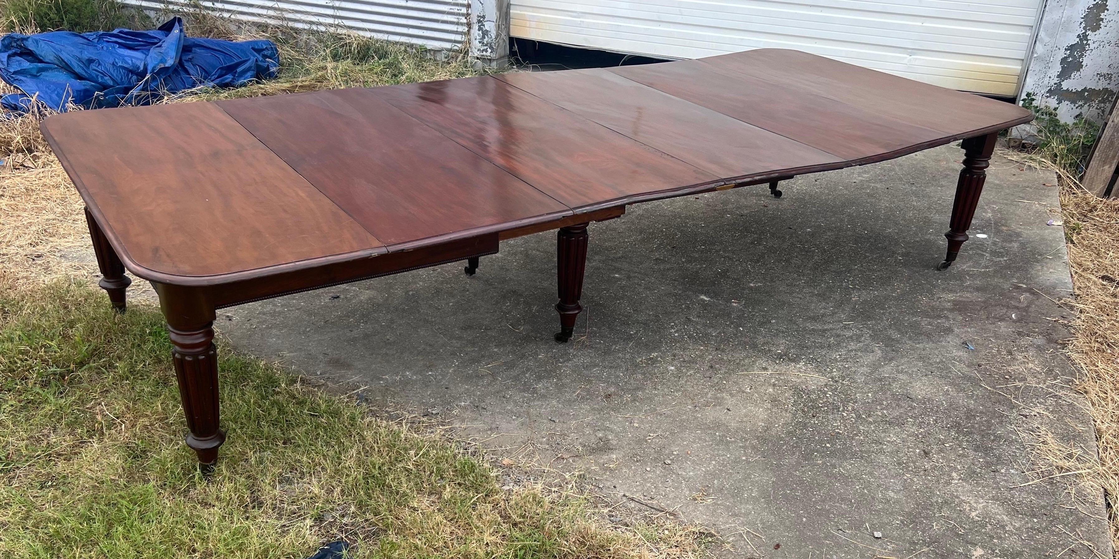 19th Century English Mahogany Dining Table, likely by Gillows In Good Condition For Sale In Charleston, SC