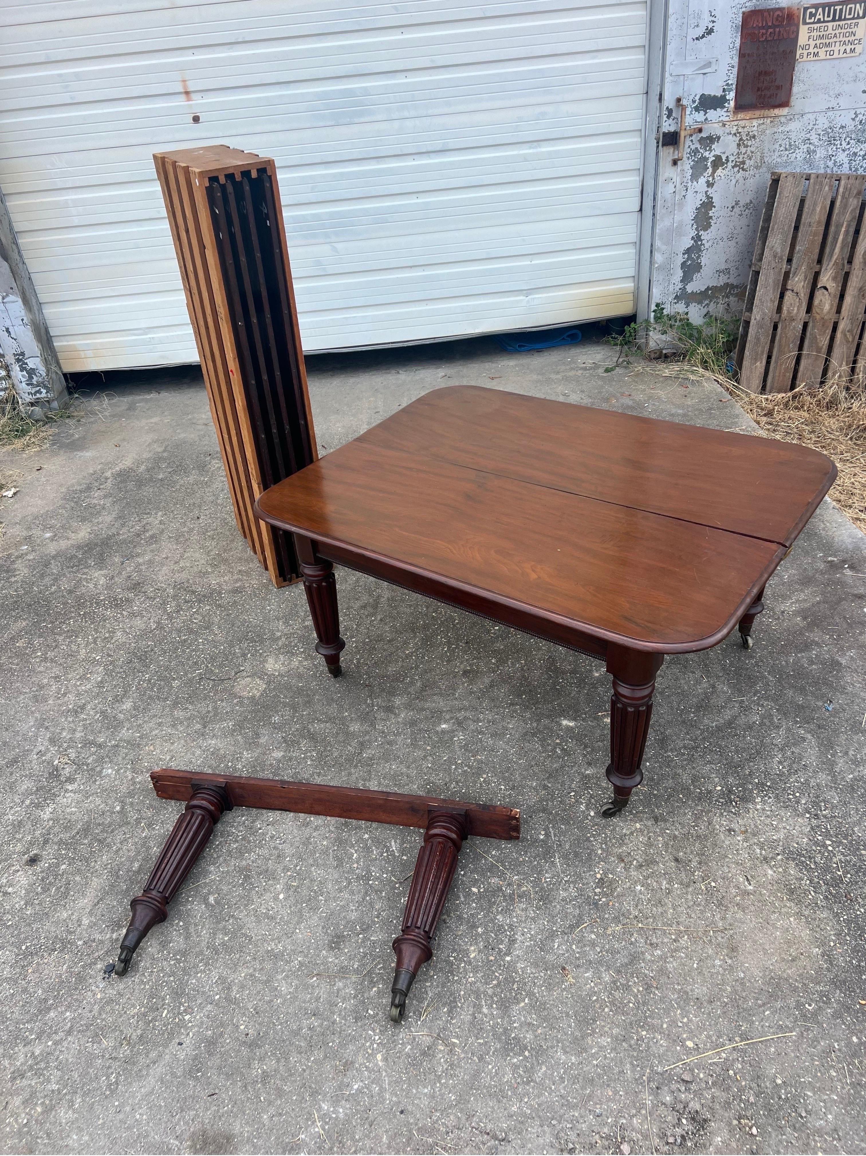XIXe siècle Table de salle à manger anglaise en acajou du 19ème siècle, probablement de Gillows en vente