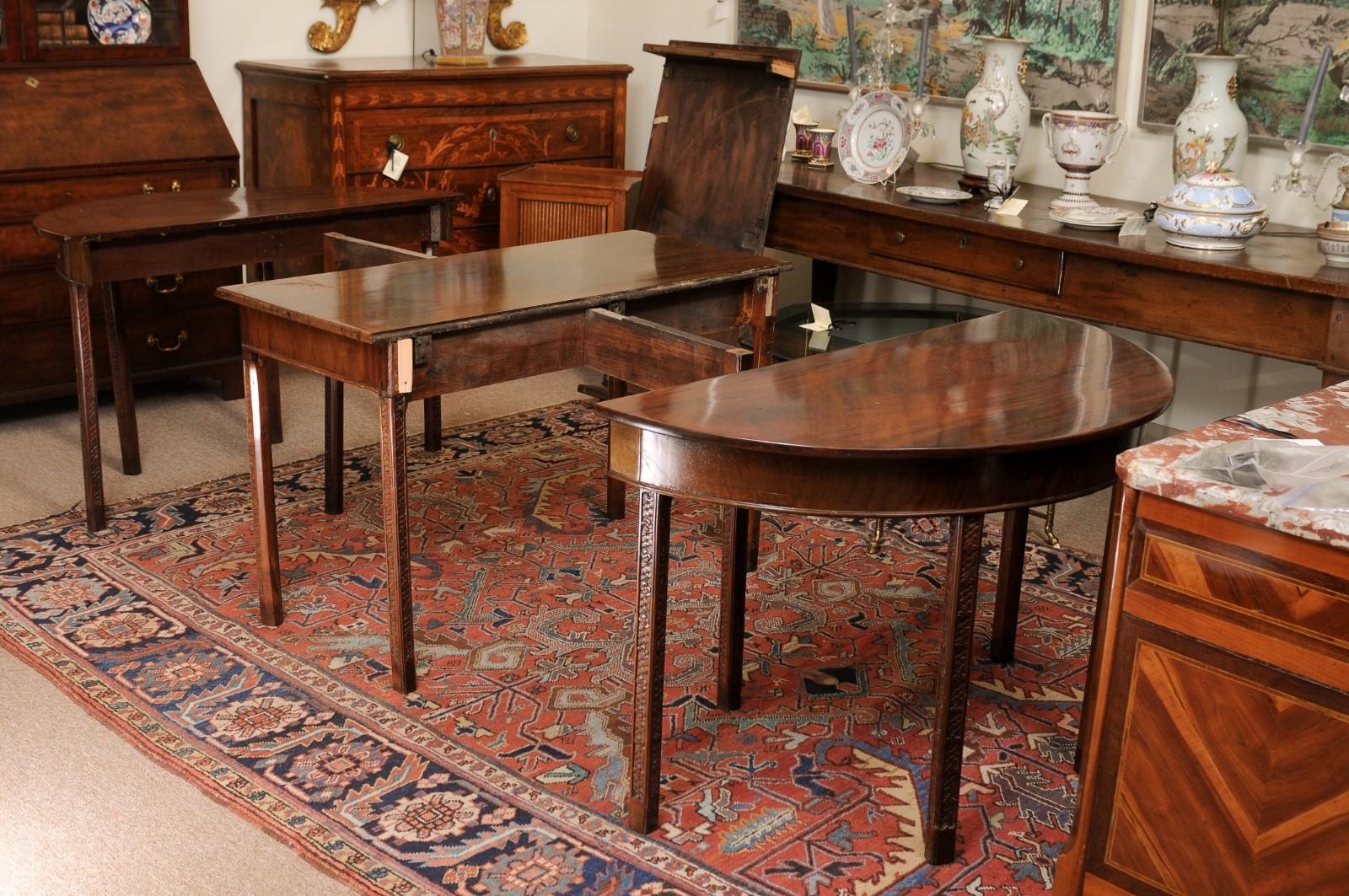 19th Century English Mahogany Dining Table with Carved Legs & 2 Leaves For Sale 4
