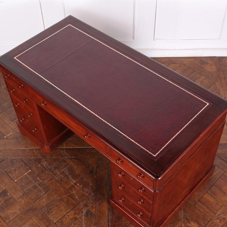 Englischer Mahagoni-Doppelsockel-Schreibtisch aus dem 19. Jahrhundert im Zustand „Gut“ im Angebot in Vancouver, British Columbia