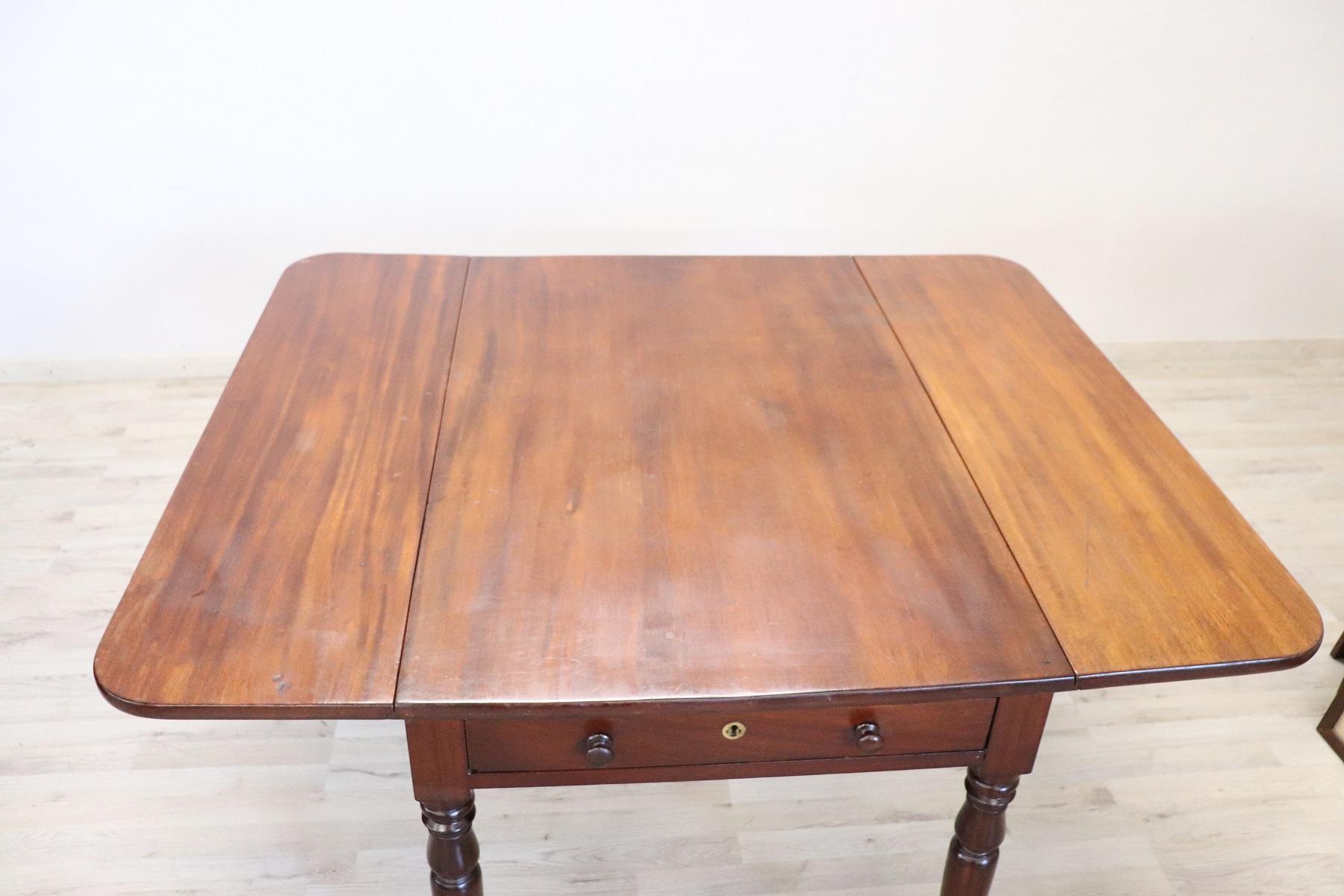 19th Century English Mahogany Drop-Leaf Table In Excellent Condition In Casale Monferrato, IT