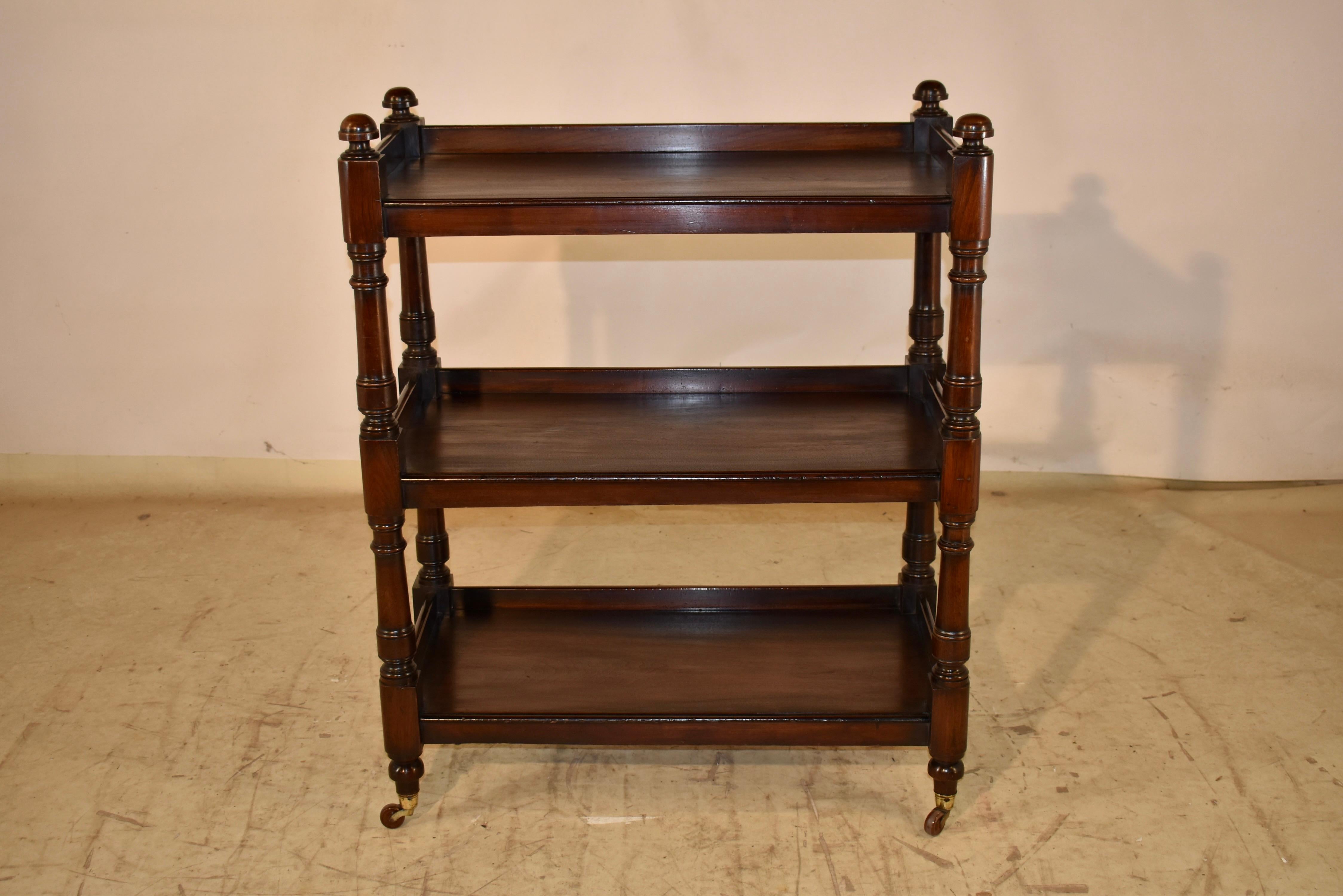 Montavivande in mogano del XIX secolo proveniente dall'Inghilterra. 

Nella parte superiore del mobile si trovano dei terminali decorativi torniti a mano, che scendono fino a tre ripiani con belle gallerie e separati da supporti torniti a mano.  I