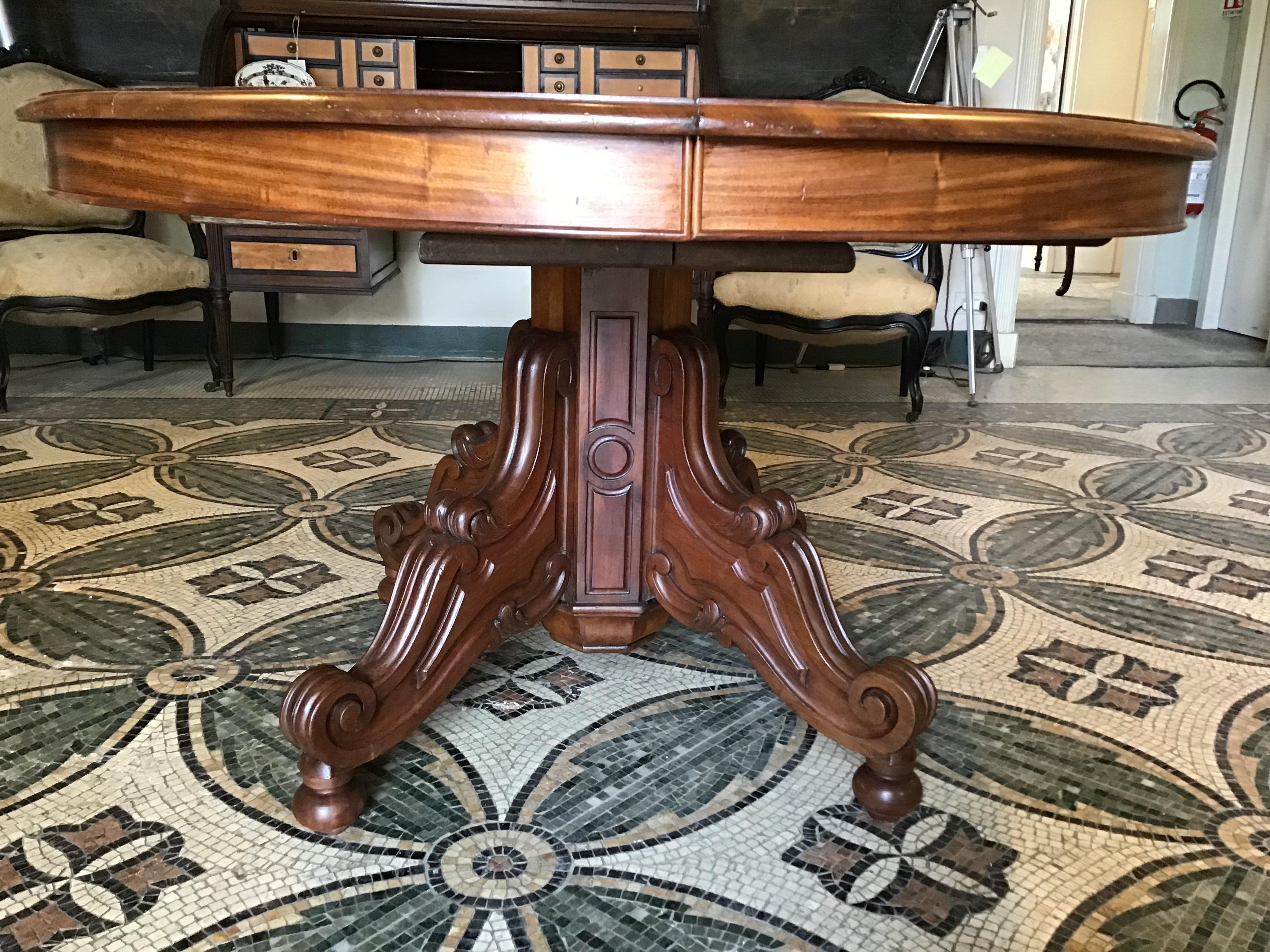 Victorian 19th Century English Mahogany Extendible Oval Dining Table, 1890s