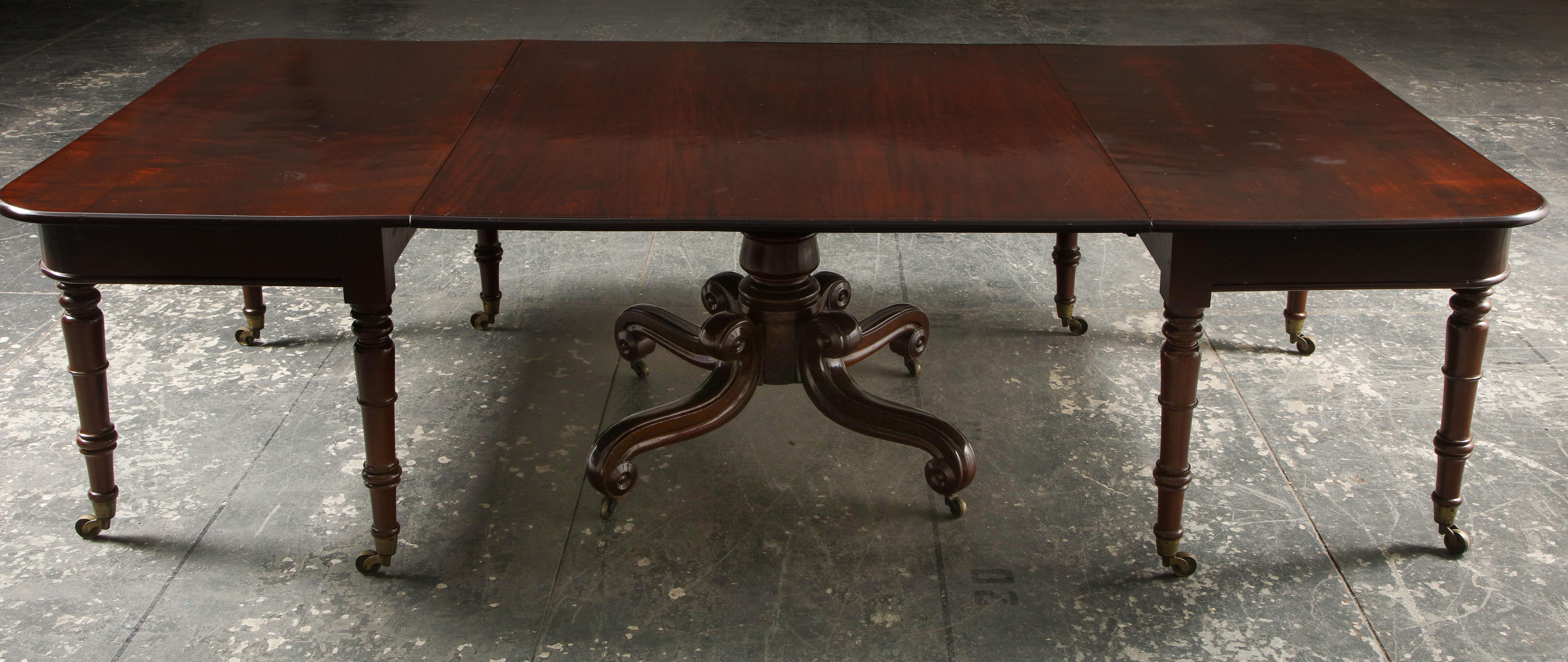 19th Century English Mahogany Extending Dining Table 13