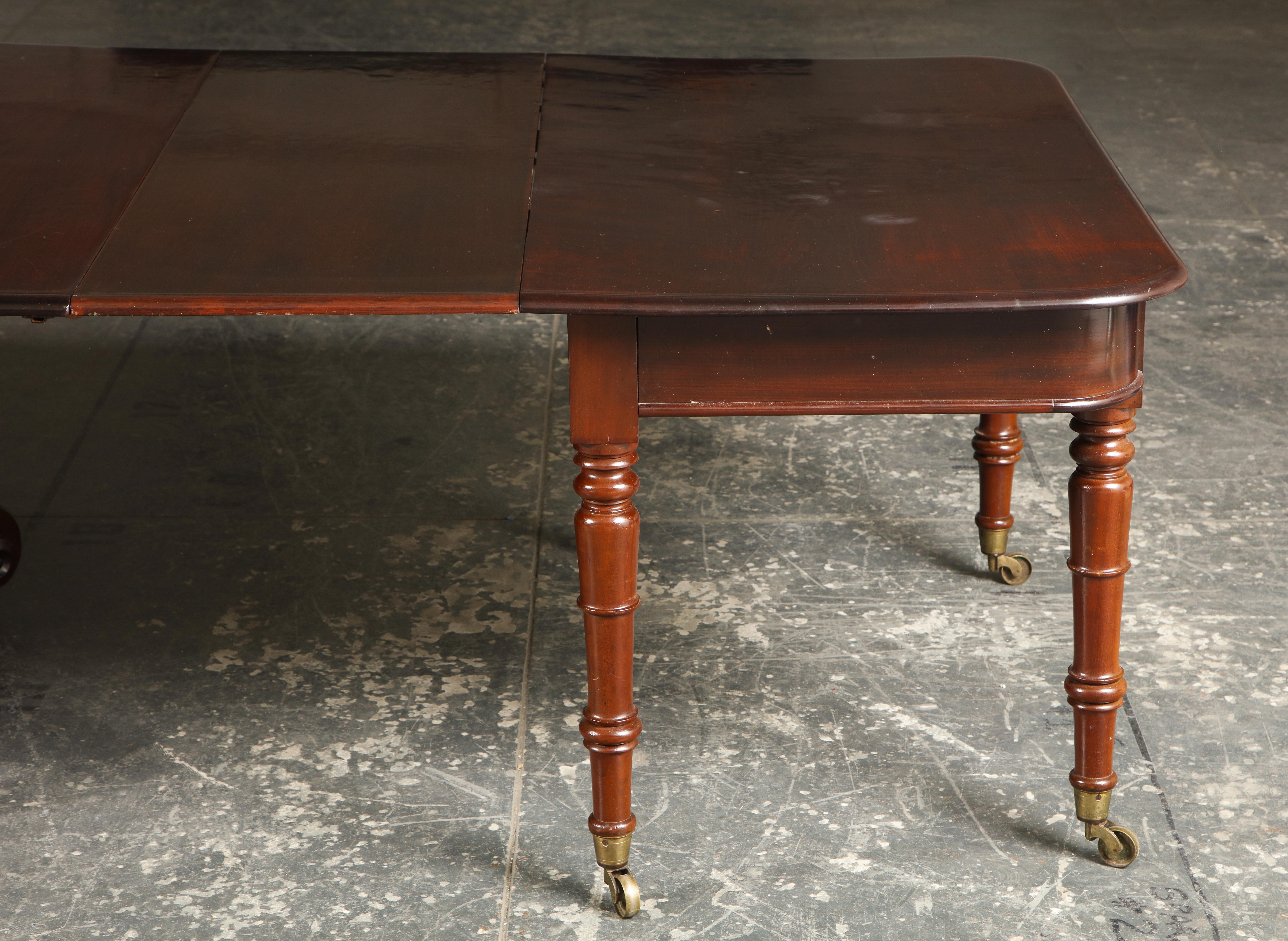 19th Century English Mahogany Extending Dining Table In Good Condition In New York, NY