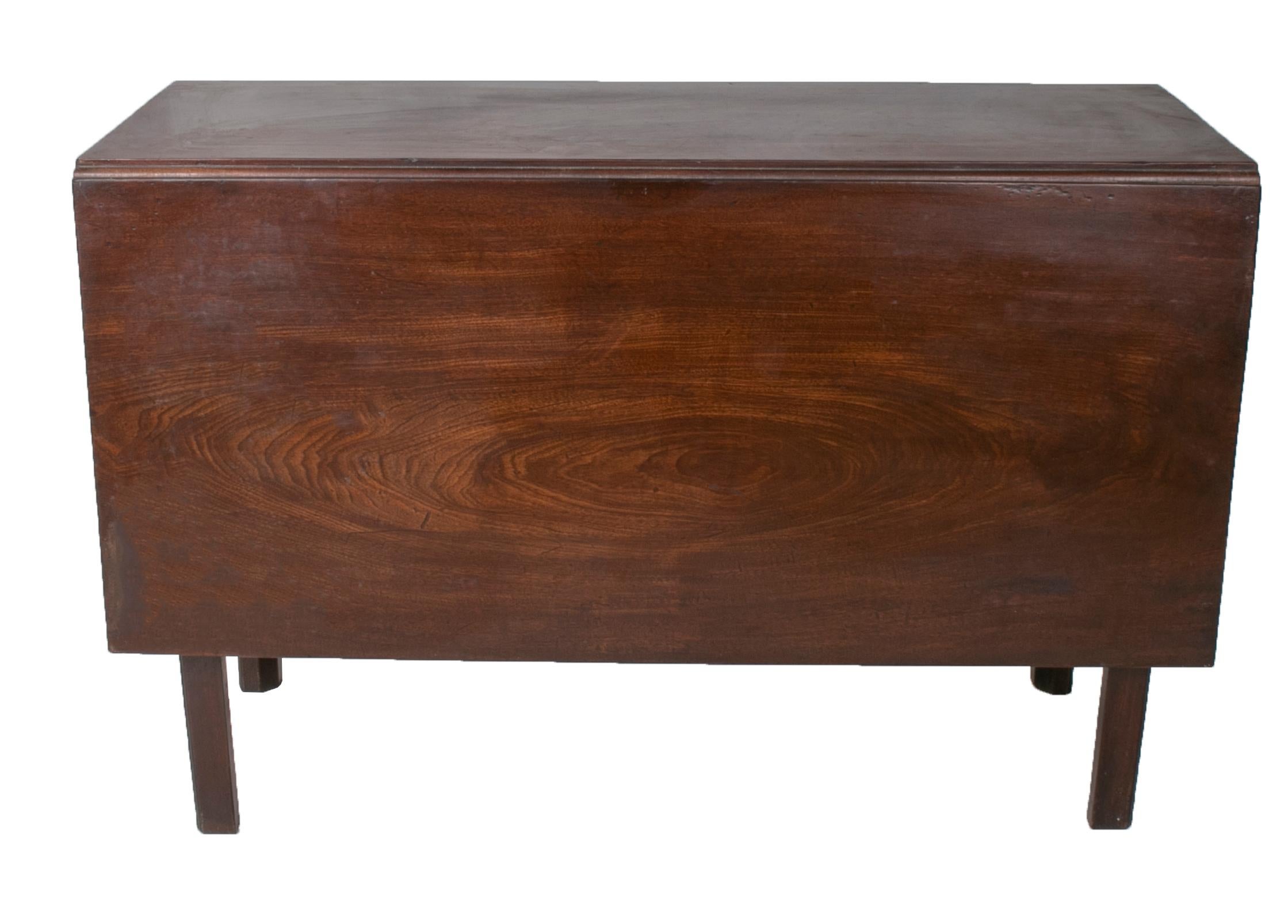 19th century English mahogany folding table.

Extended dimensions: 71.5 x 134 x 106cm.