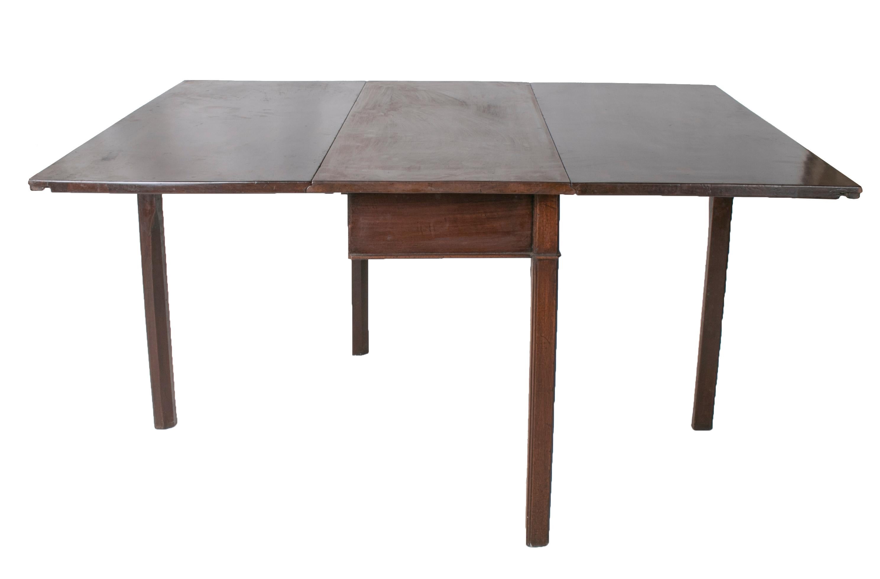 19th Century English Mahogany Folding Table In Good Condition In Marbella, ES