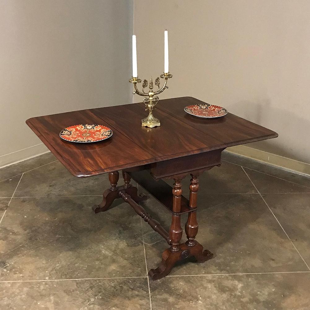 19th Century English Mahogany Gateleg Drop Leaf Table, ca. 1880 In Good Condition For Sale In Dallas, TX