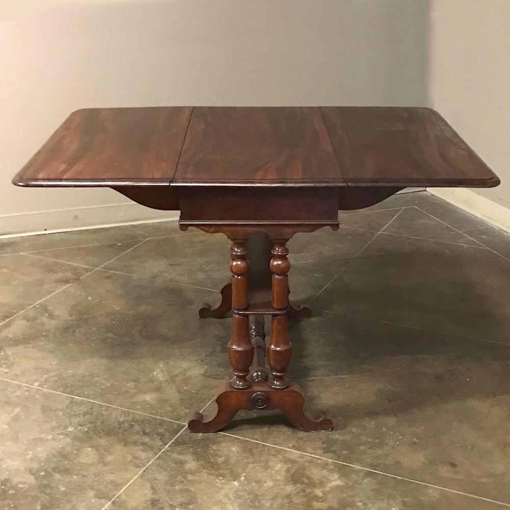 Table à accoudoirs anglaise du 19ème siècle en acajou, vers 1880 Bon état - En vente à Dallas, TX