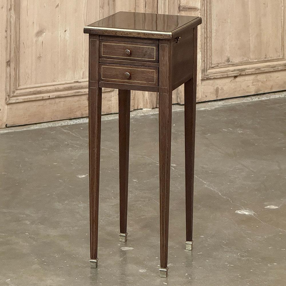 Table d'appoint pour gentilhomme en acajou anglais du XIXe siècle est une pièce intelligemment conçue, en effet !  Sa taille réduite le rend idéal pour être placé entre les fauteuils ou dans n'importe quel groupe de sièges.  Son style géorgien sur