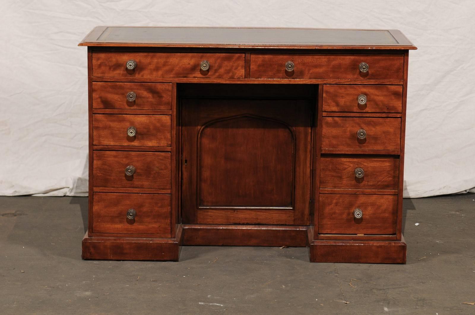 19th century English mahogany knee-hole desk, leather top
Size: Apron 19