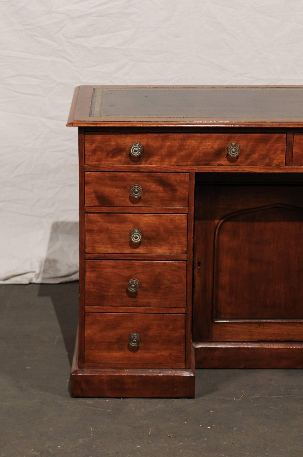 19th Century English Mahogany Knee-Hole Desk, Leather Top In Good Condition For Sale In Atlanta, GA