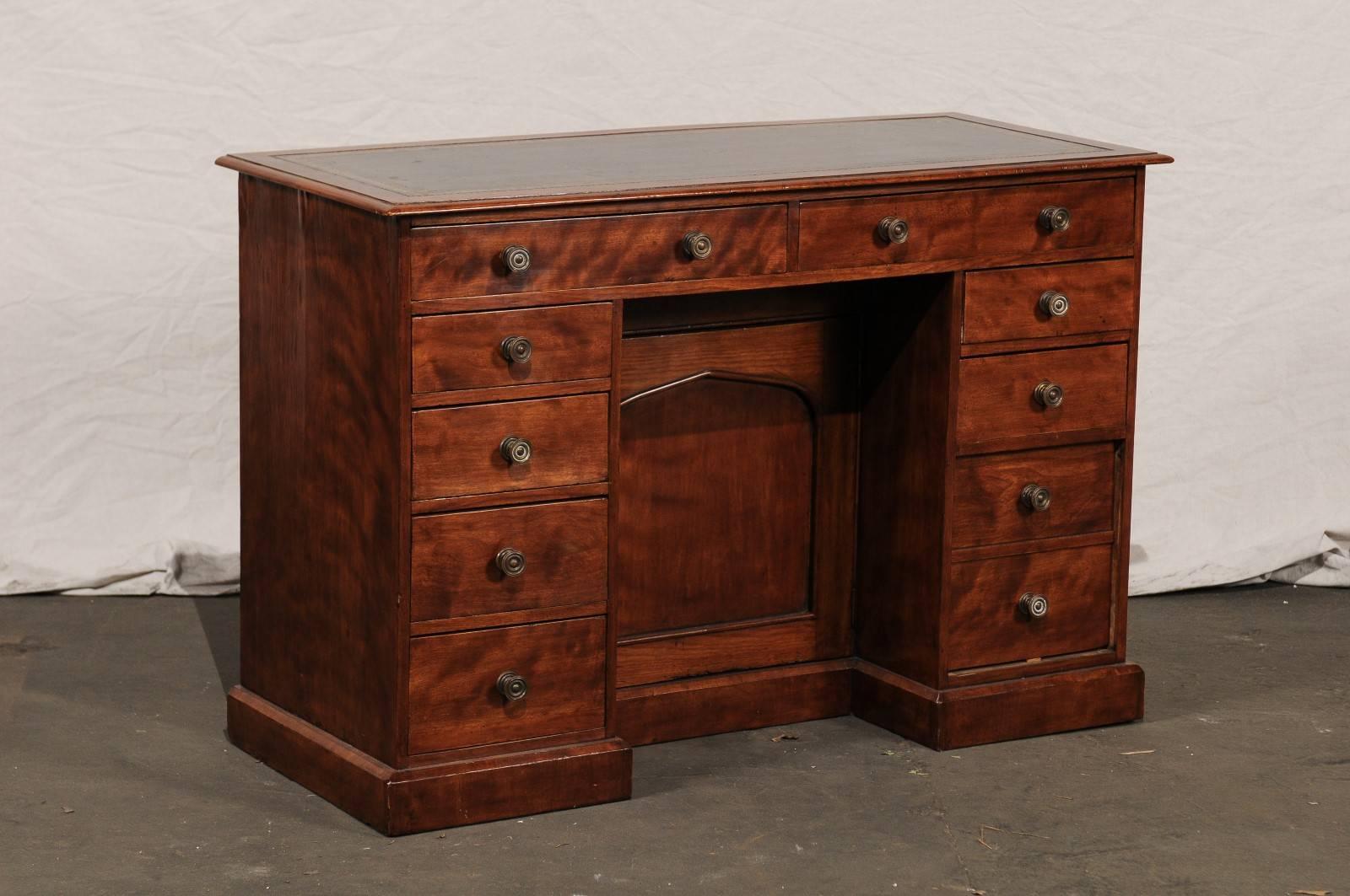 19th Century English Mahogany Knee-Hole Desk, Leather Top For Sale 1