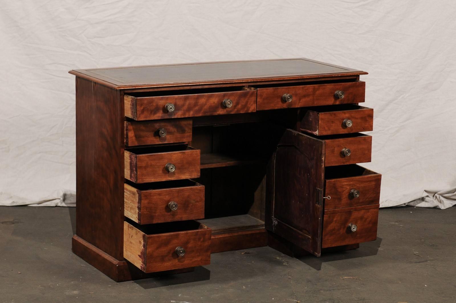 19th Century English Mahogany Knee-Hole Desk, Leather Top For Sale 2