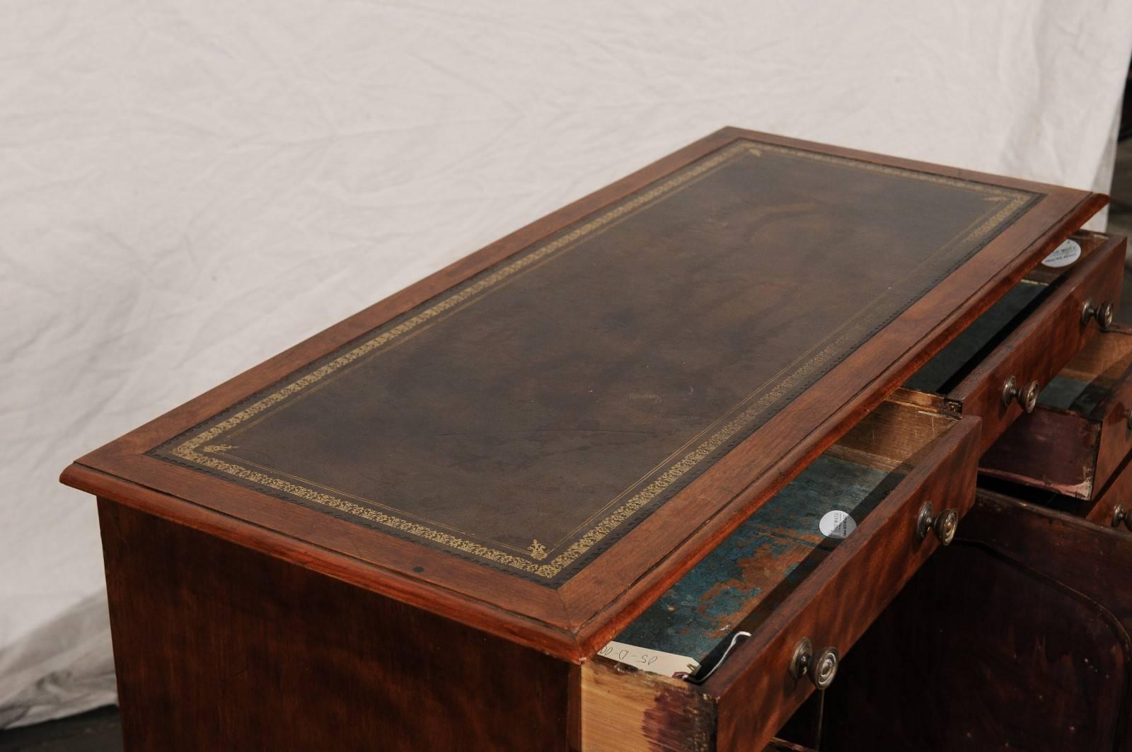 19th Century English Mahogany Knee-Hole Desk, Leather Top For Sale 4