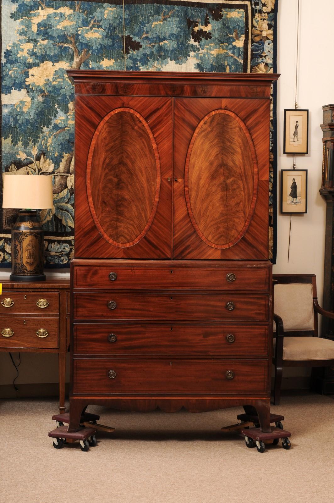 19th Century English Mahogany Linen Press with Oval Paneling and Crossbanding en venta 5