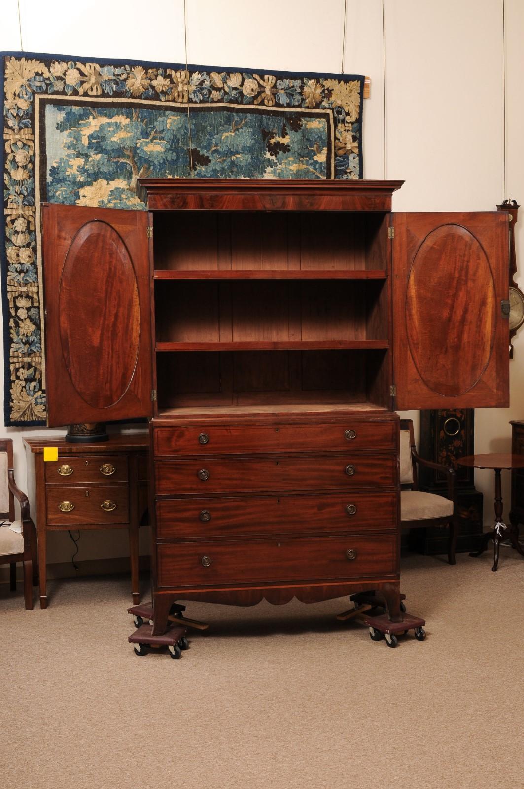 19th Century English Mahogany Linen Press with Oval Paneling and Crossbanding en venta 6