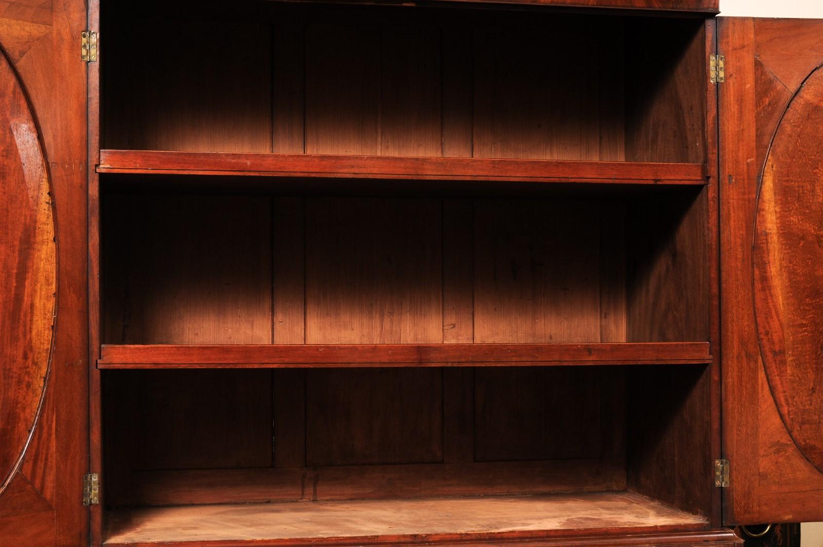 19th Century English Mahogany Linen Press with Oval Paneling and Crossbanding en venta 7