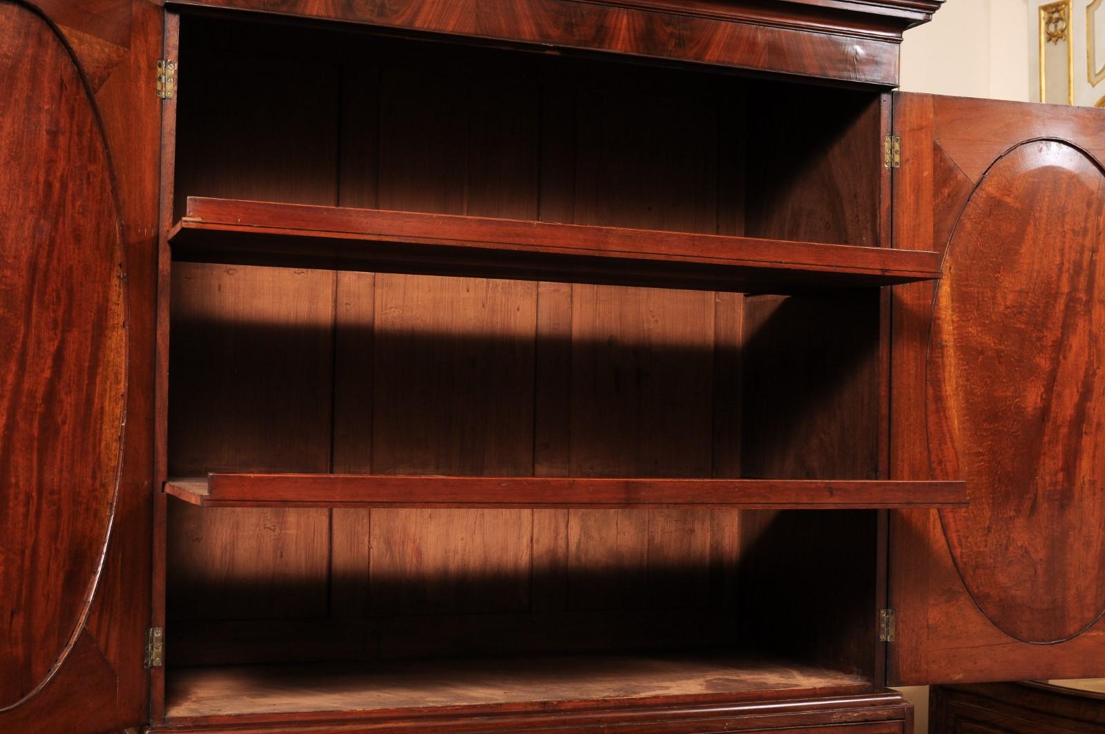 19th Century English Mahogany Linen Press with Oval Paneling and Crossbanding en venta 8