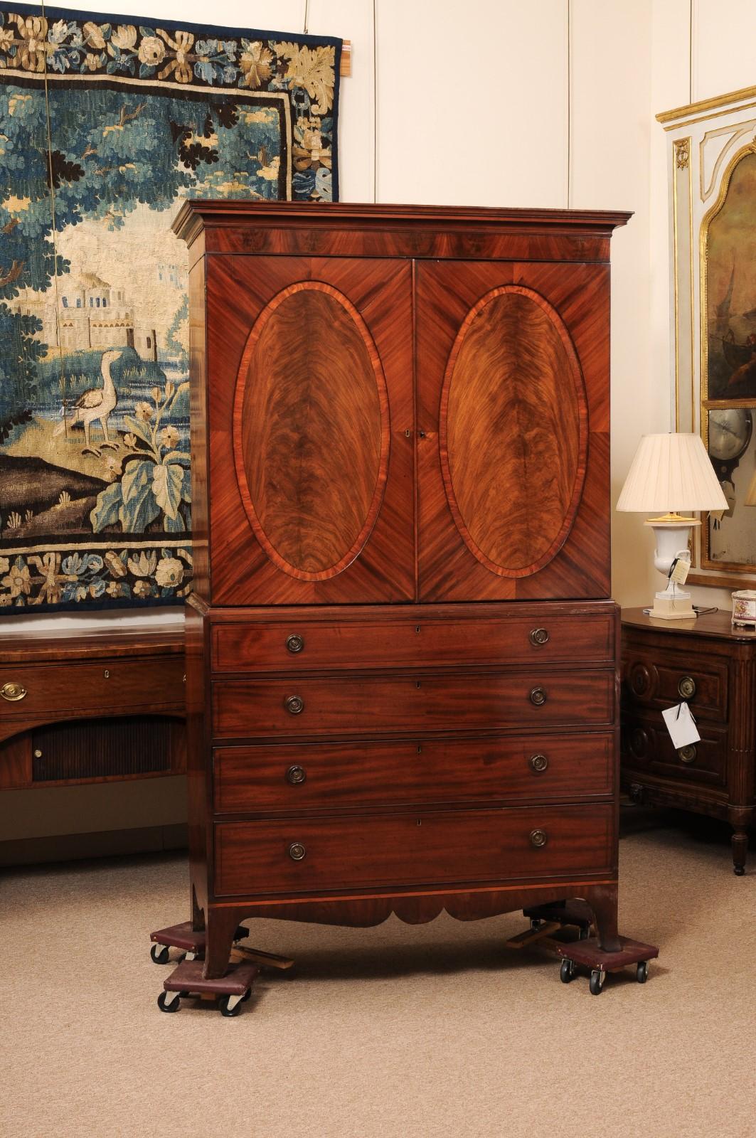 19th Century English Mahogany Linen Press with Oval Paneling and Crossbanding Inglés en venta