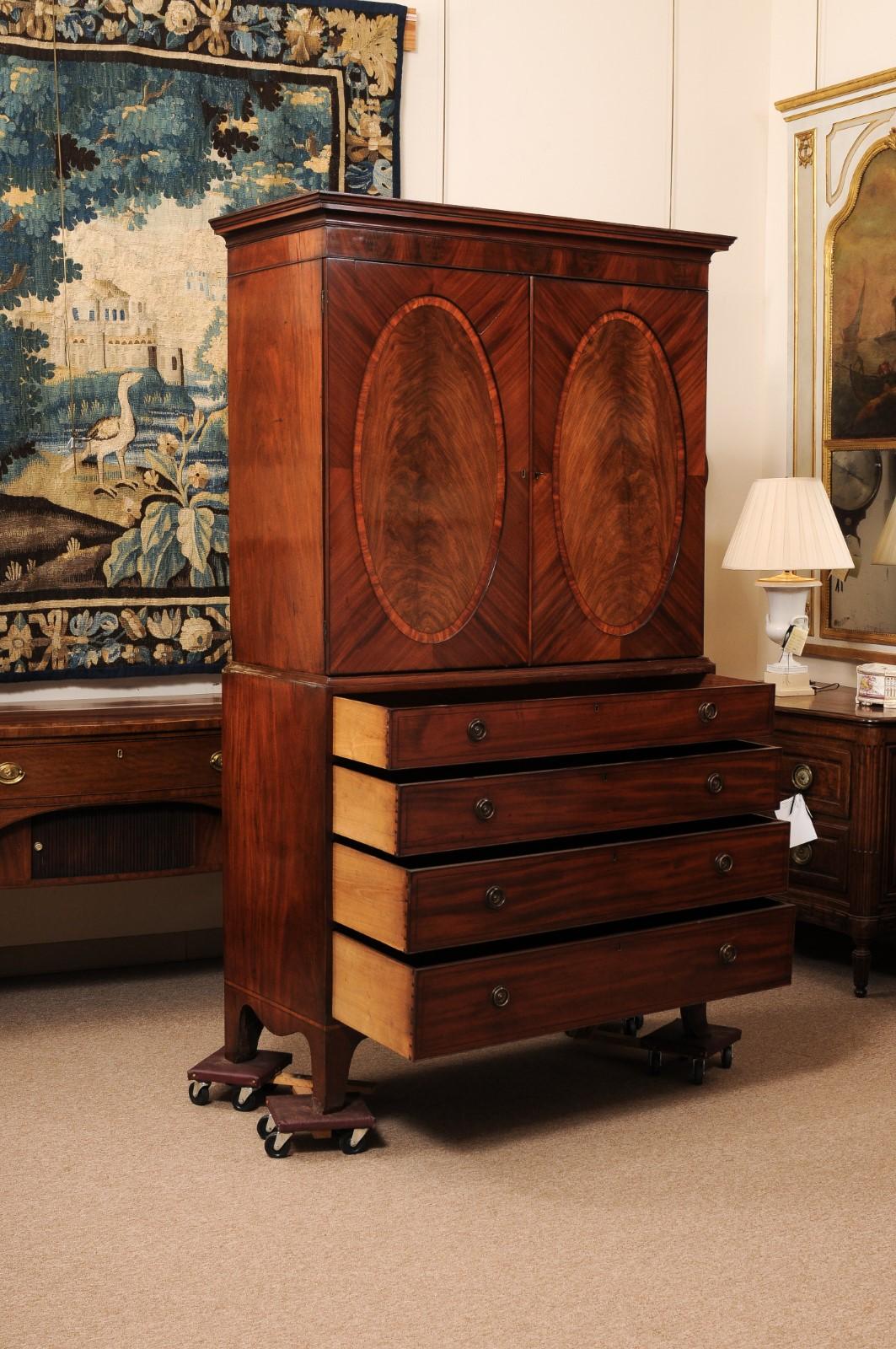 19th Century English Mahogany Linen Press with Oval Paneling and Crossbanding en Bastante bueno estado para la venta en Atlanta, GA